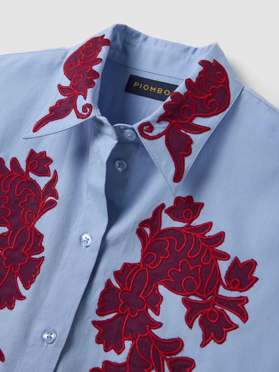 Camicia azzurra in popeline di puro cotone con ricami floreali regular fit_5