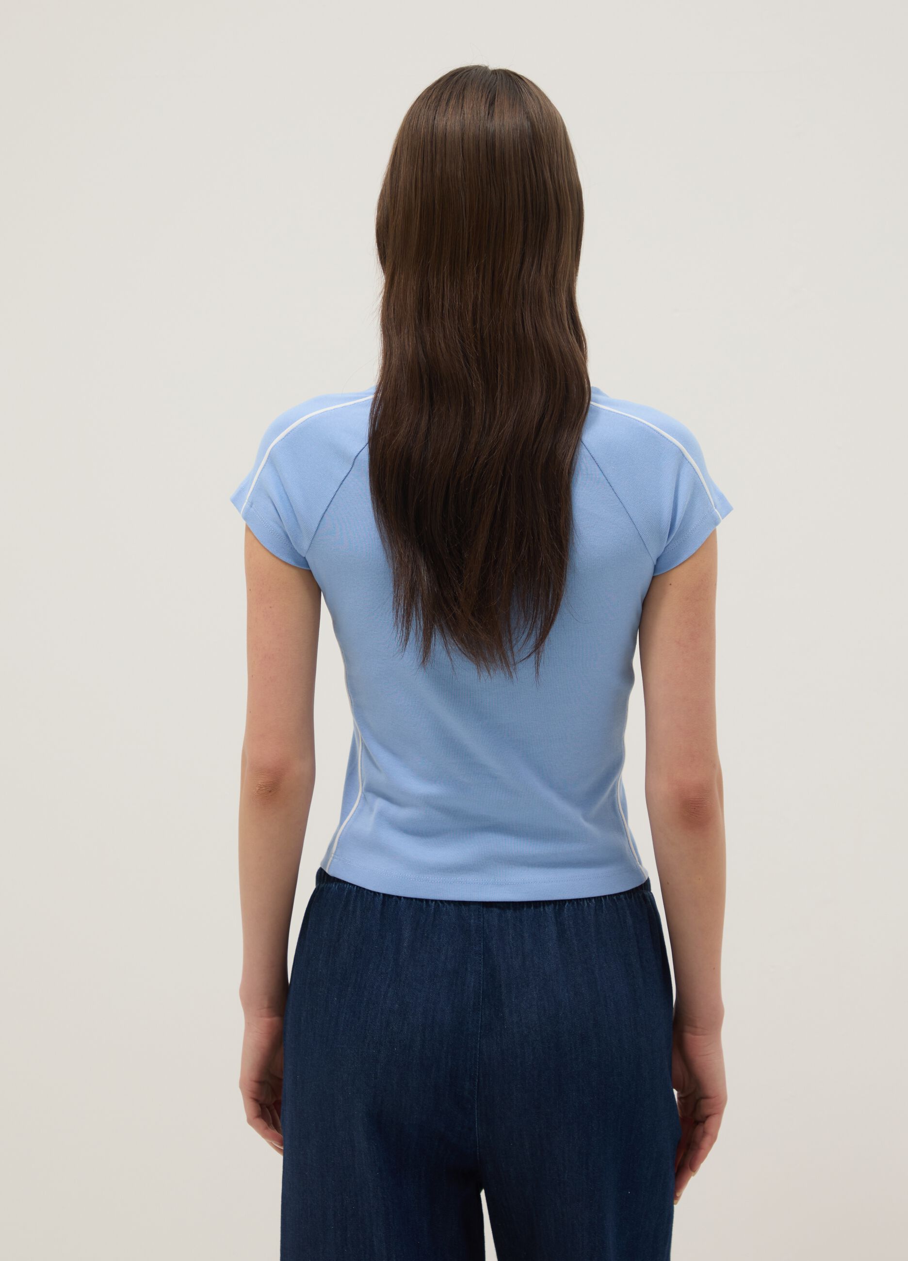 Camiseta azul de algod&oacute;n puro slim fit con cuello en V y estampado