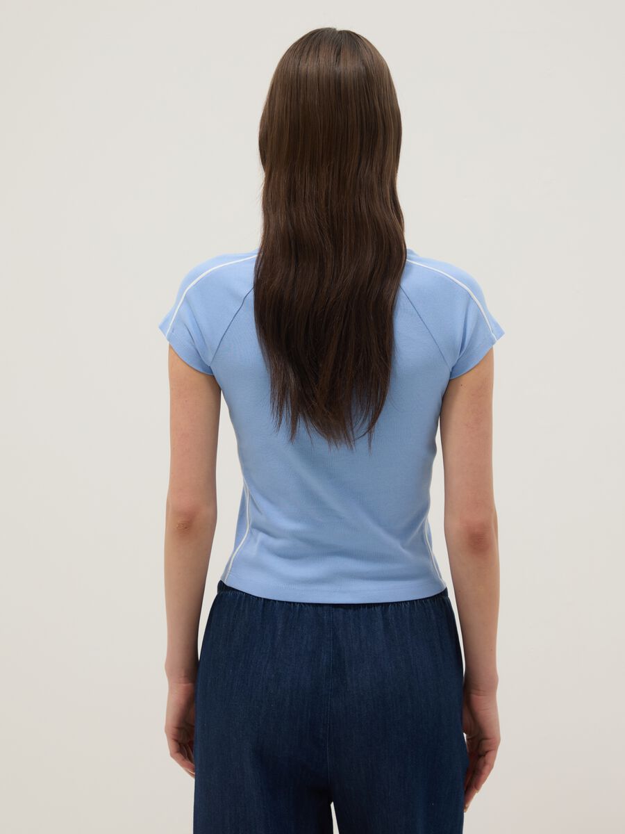 Blaue Slim-Fit T-Shirt aus reiner Baumwolle mit V-Ausschnitt und Print_3