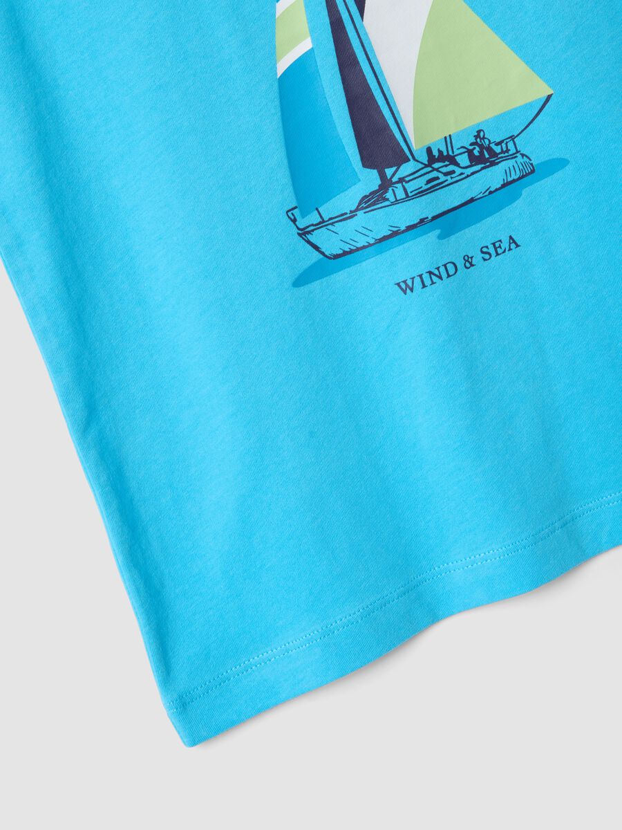 D&eacute;bardeur bleu gar&ccedil;on en pur coton avec imprim&eacute; voilier_2