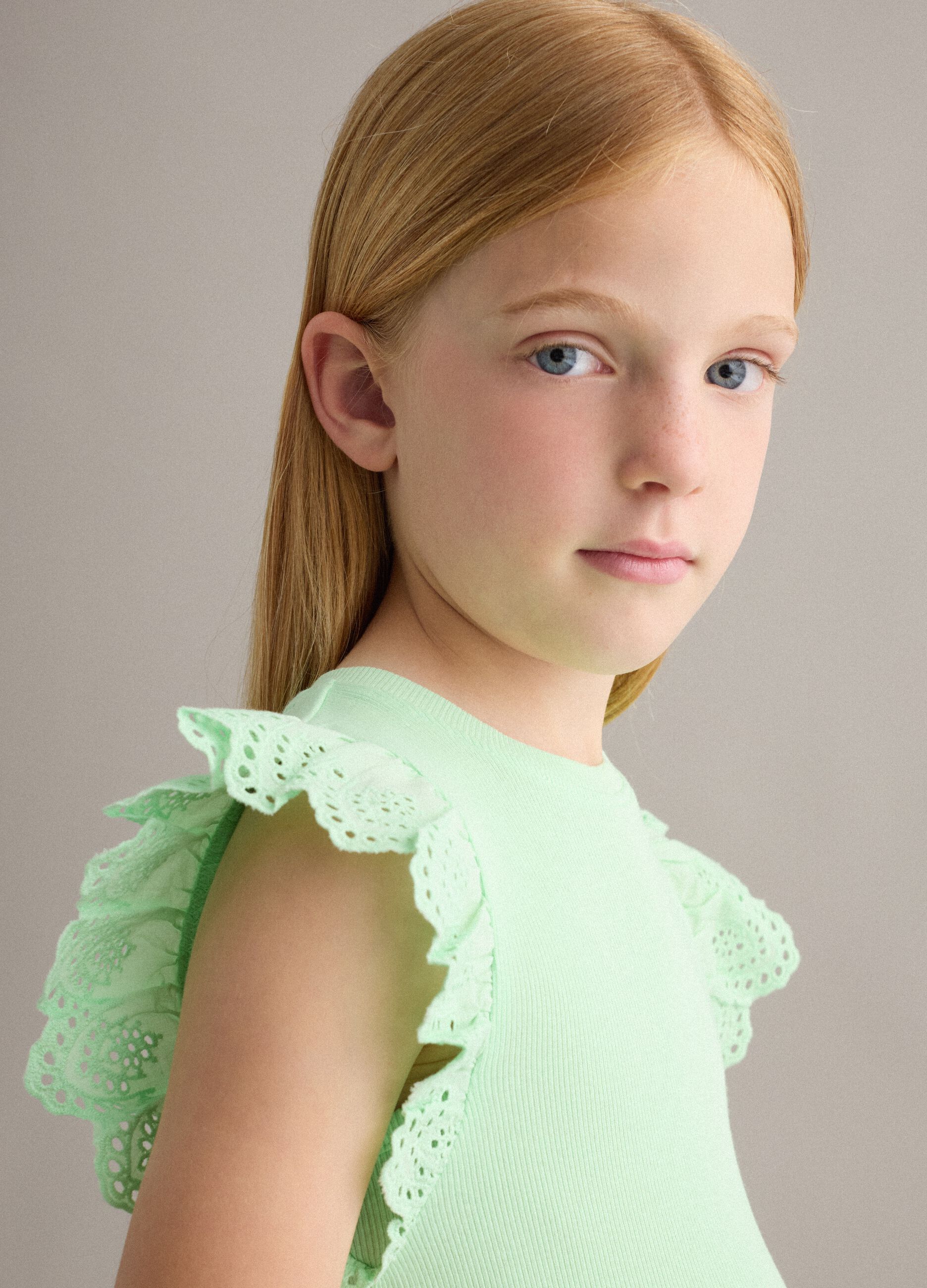 Top verde para menina em algod&atilde;o el&aacute;stico com folhos