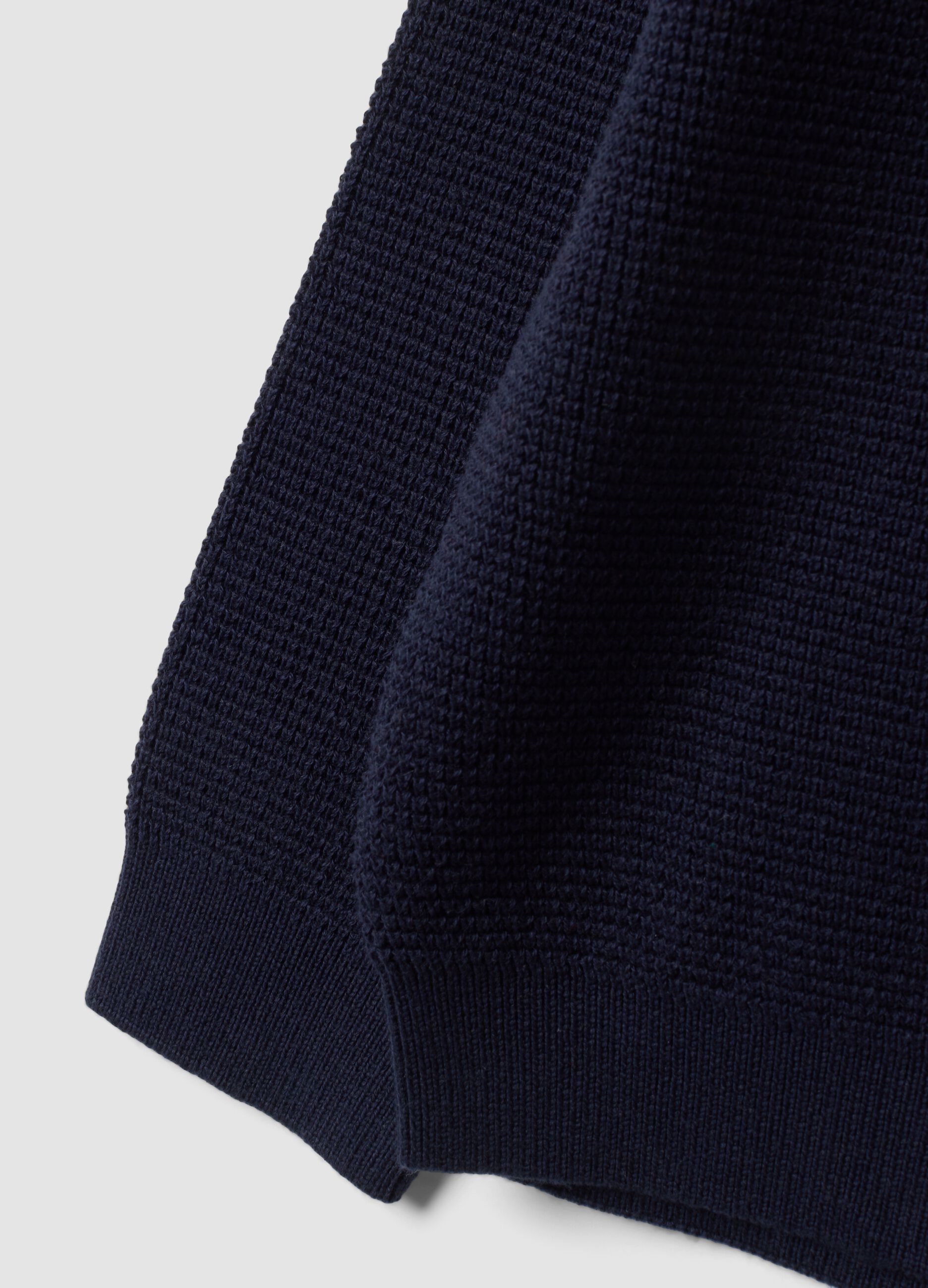 Maglia blu in misto cotone girocollo lavorata a maglia