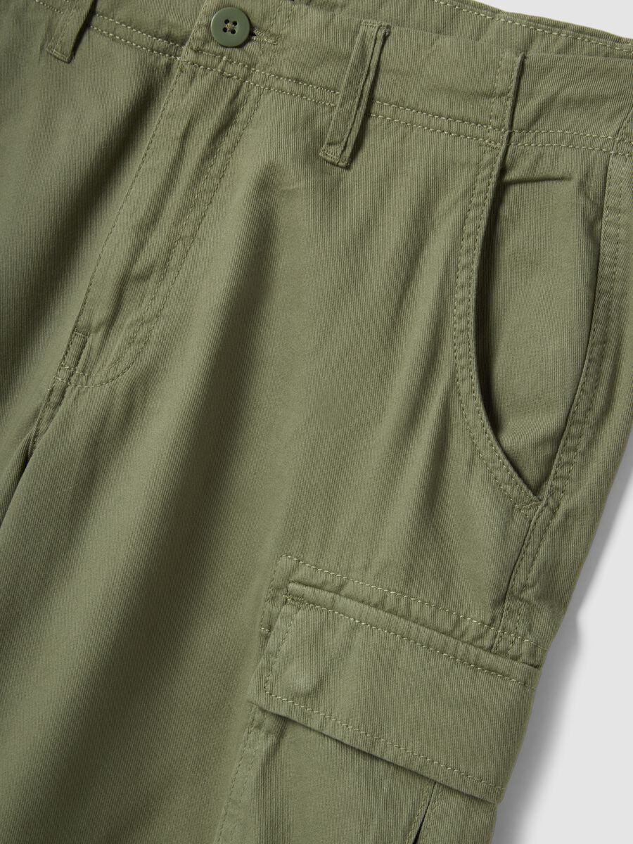 Green cotton cargo shorts in a regular fit_5