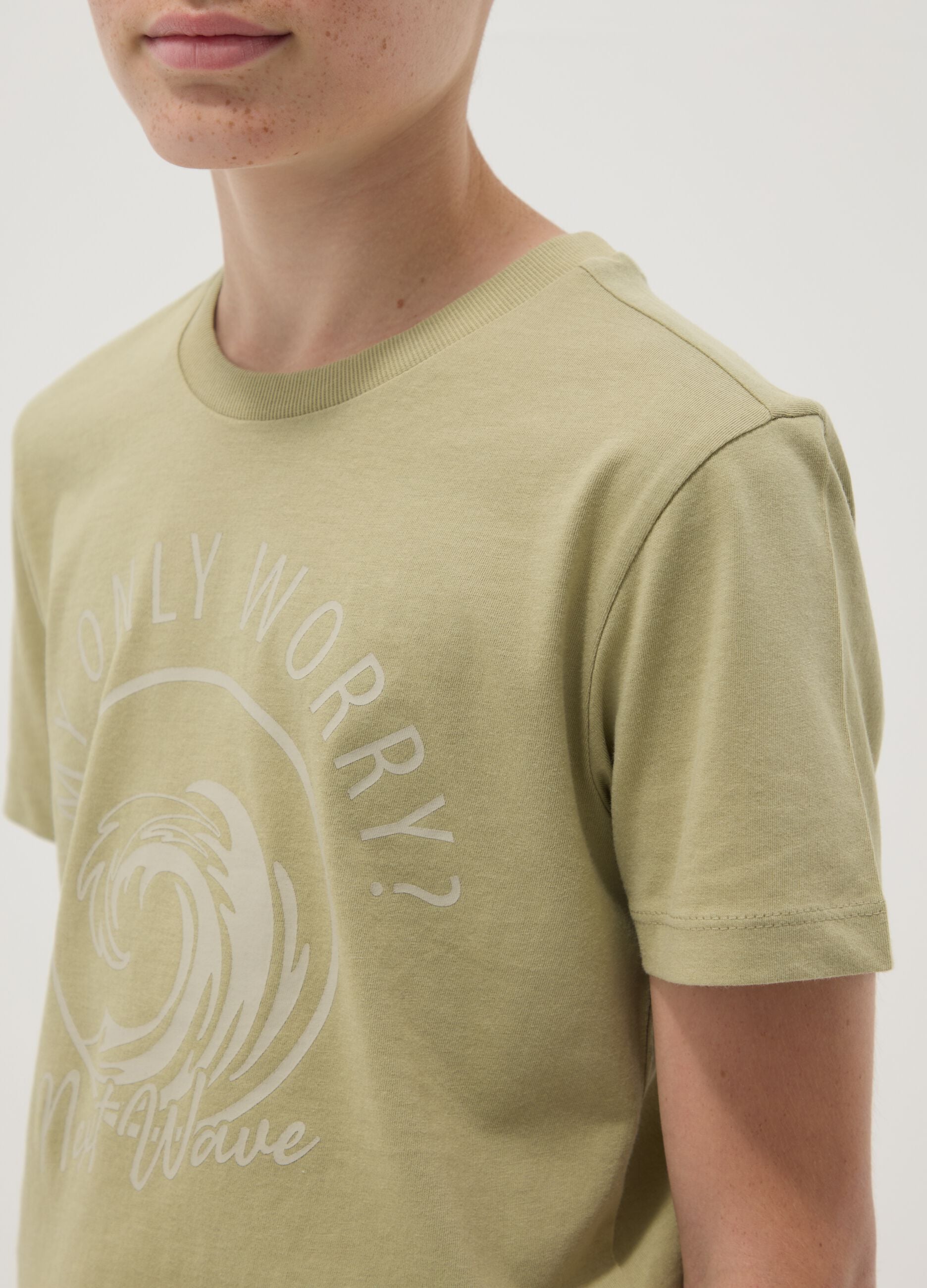 Green short-sleeved T-shirt in 100% organic cotton for boys