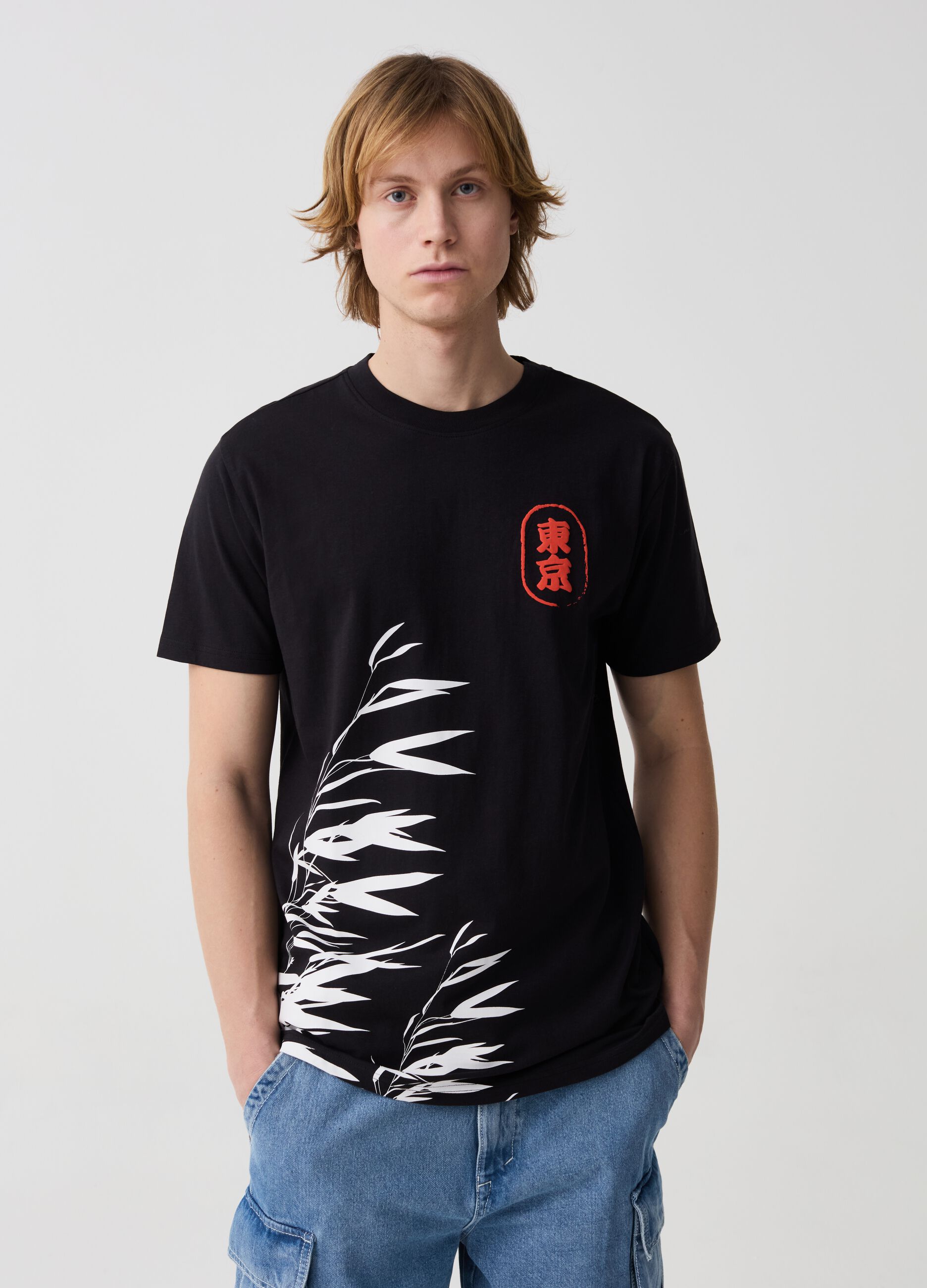 T-shirt con stampa foliage e ideogrammi