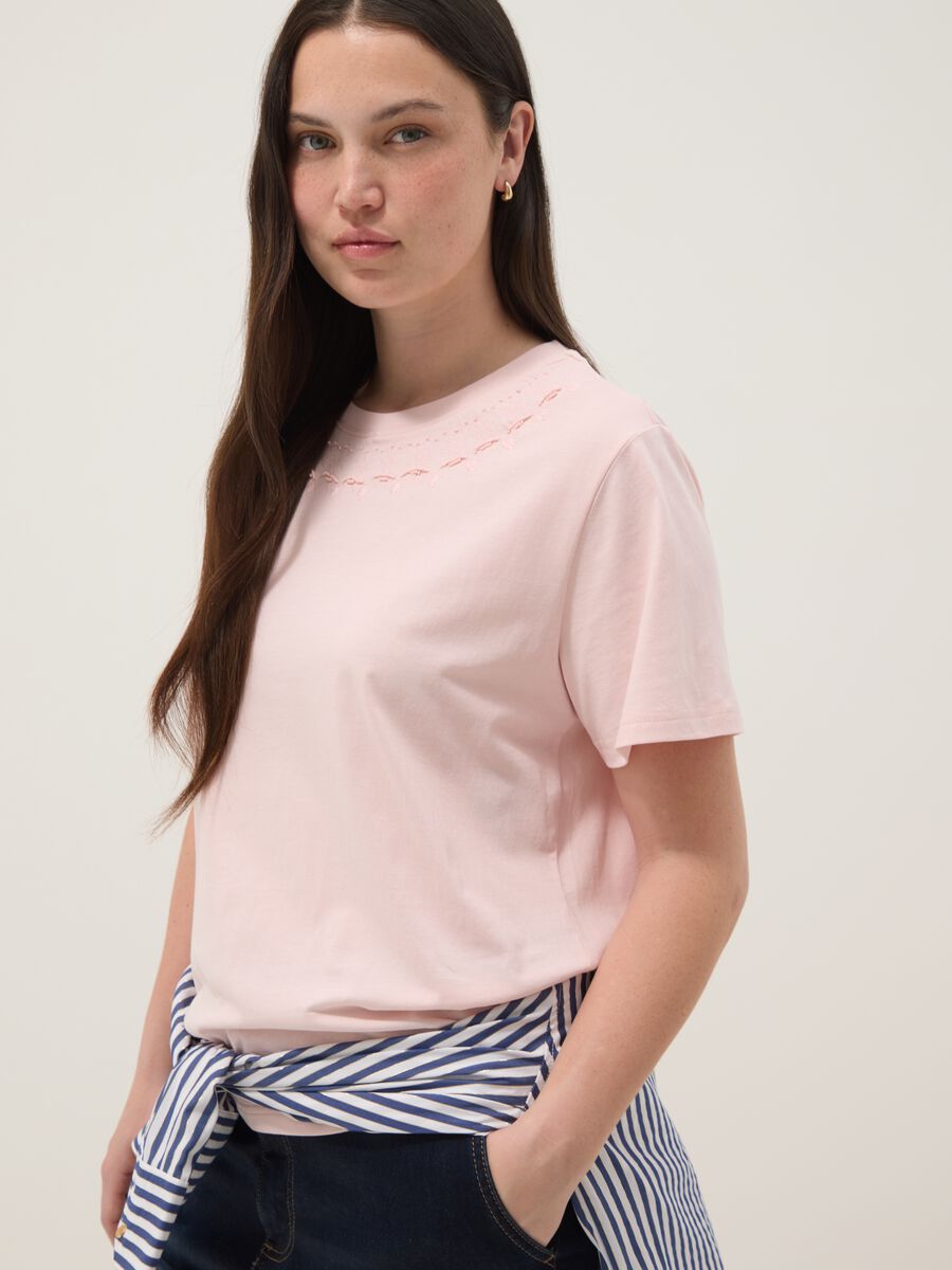 Rosa T-Shirt aus reiner Baumwolle mit Stickerei am Ausschnitt_0