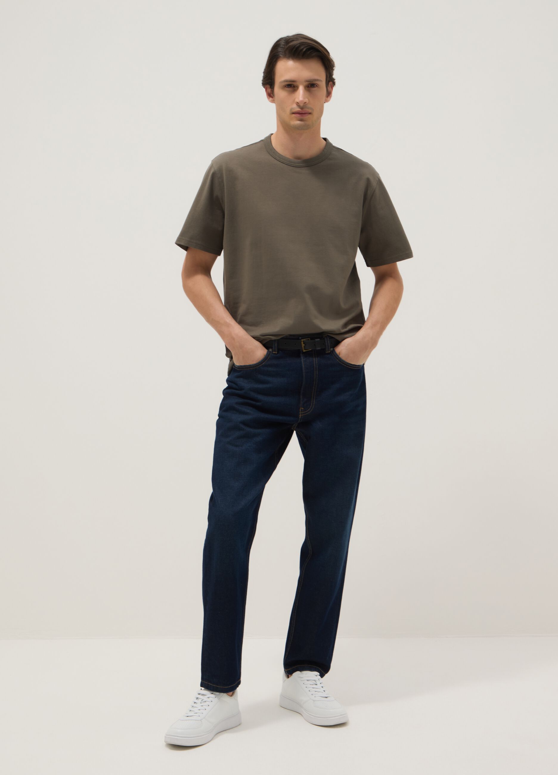 T-shirt verde de algod&atilde;o puro com gola redonda, corte descontra&iacute;do