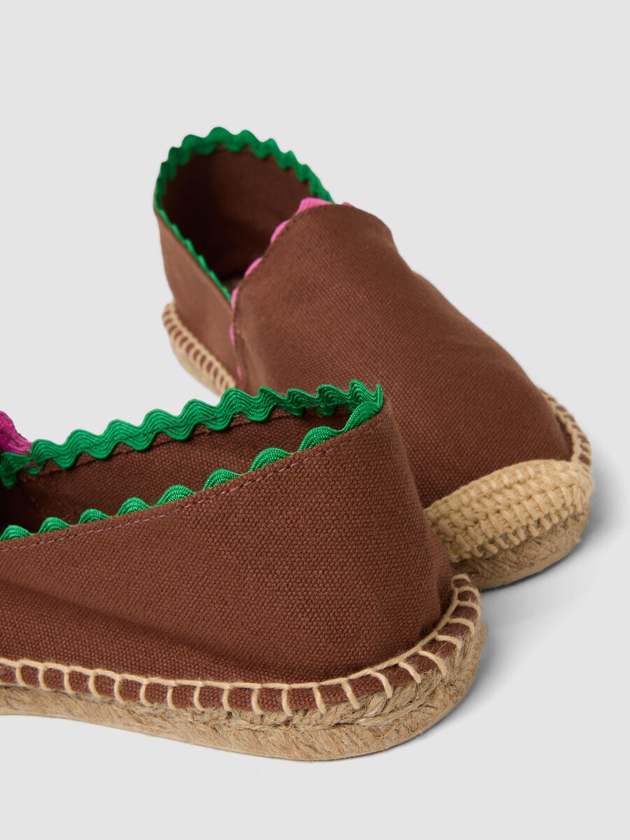 Braune Espadrilles mit kontrastierenden Abschl&uuml;ssen_2