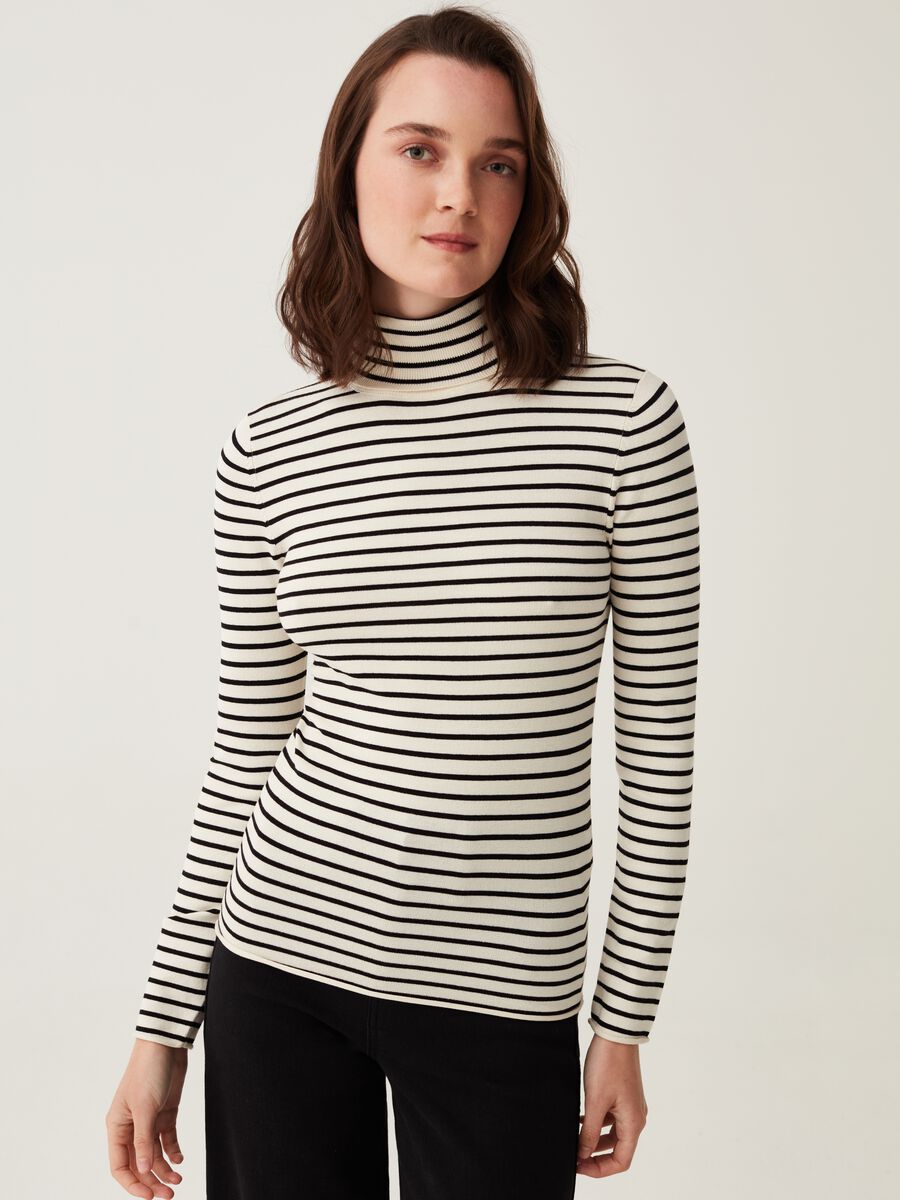 T-shirt with high neck and striped pattern_0