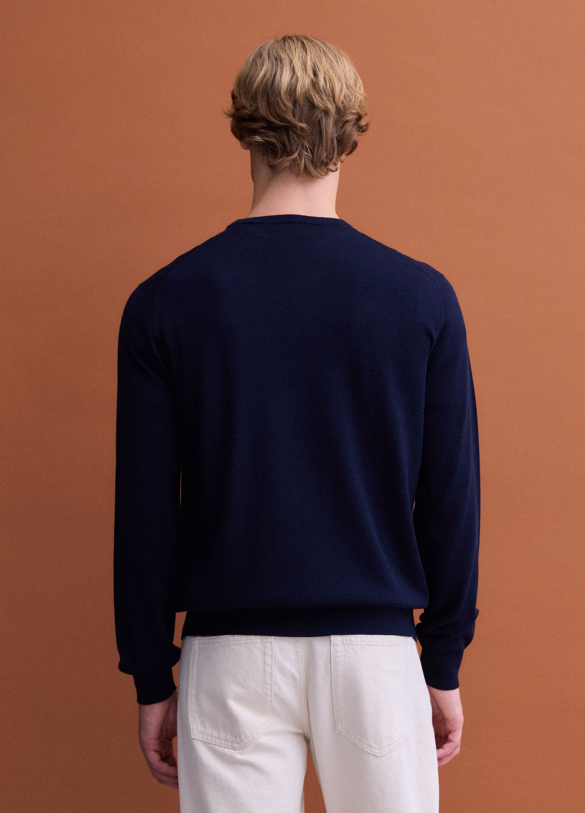 Navy blue crew-neck jumper in pure merino wool, regular fit