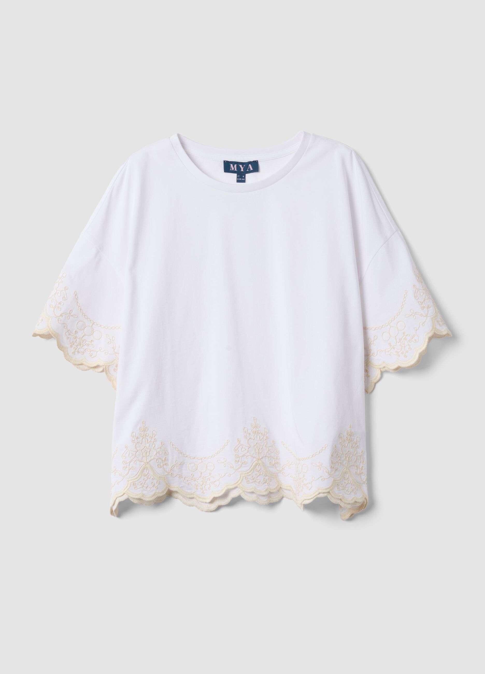 &Lambda;&epsilon;&upsilon;&kappa;ό T-shirt &alpha;&pi;ό 100% &beta;&alpha;&mu;&beta;ά&kappa;&iota; &mu;&epsilon; &kappa;&epsilon;&nu;&tau;ή&mu;&alpha;&tau;&alpha;, regular fit