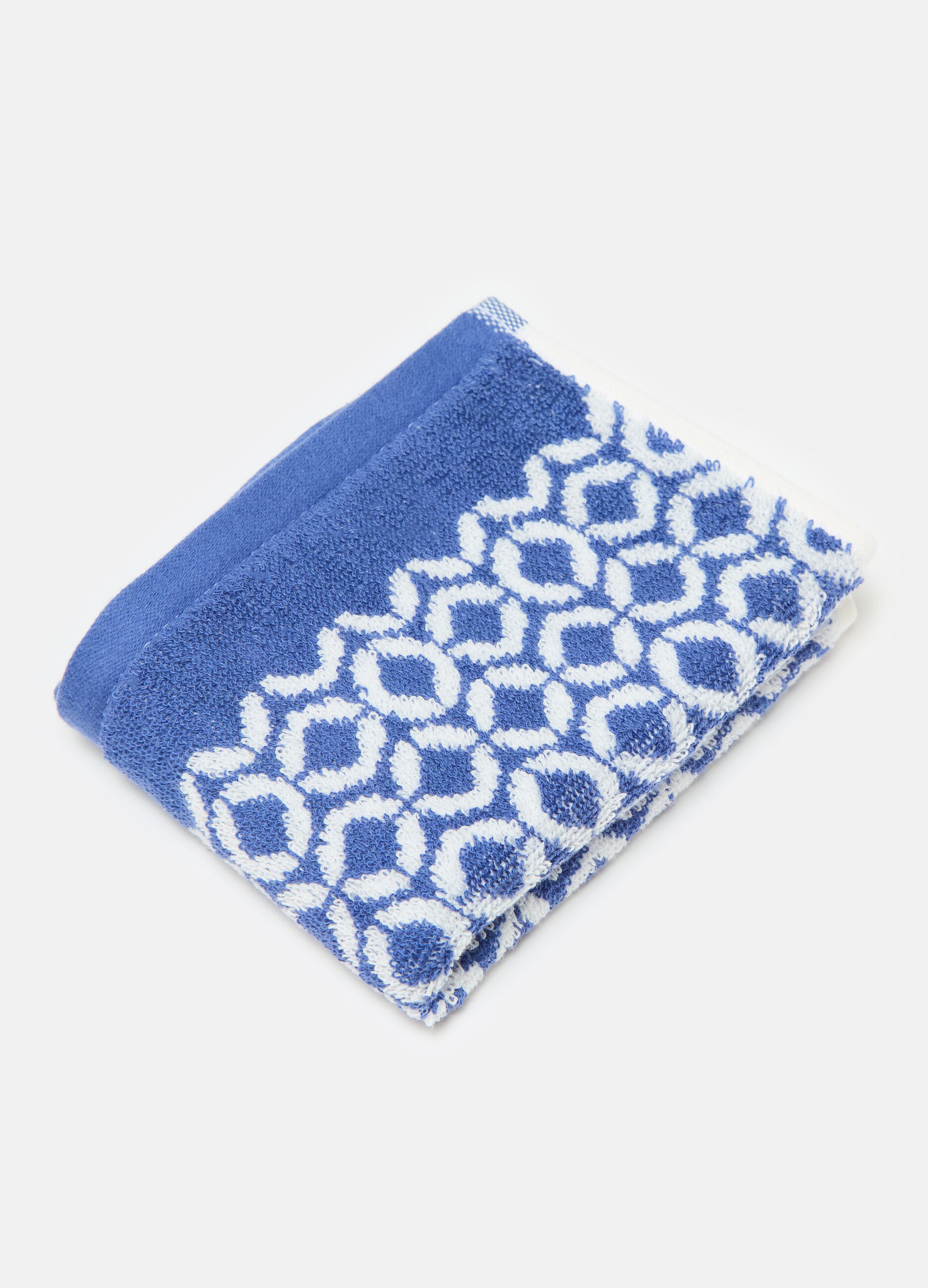 Guest towel with dots pattern