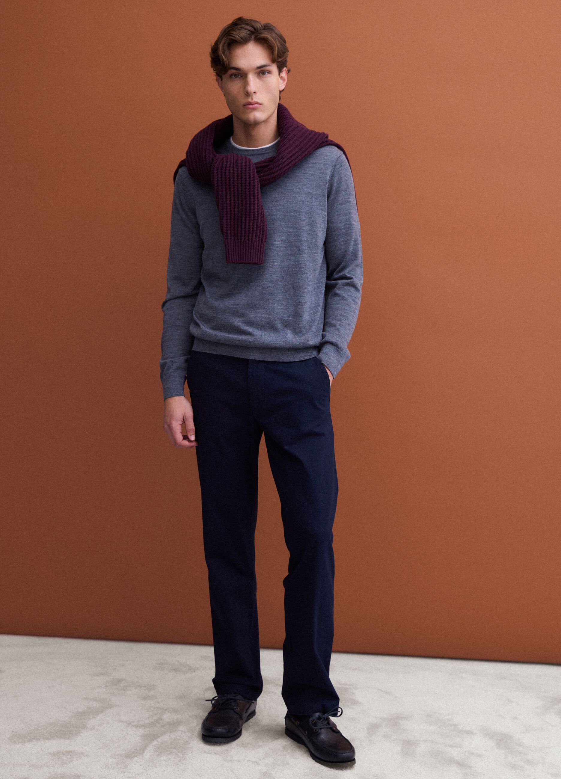 Grauer Rundhals-Pullover aus reiner Merinowolle, Regular Fit