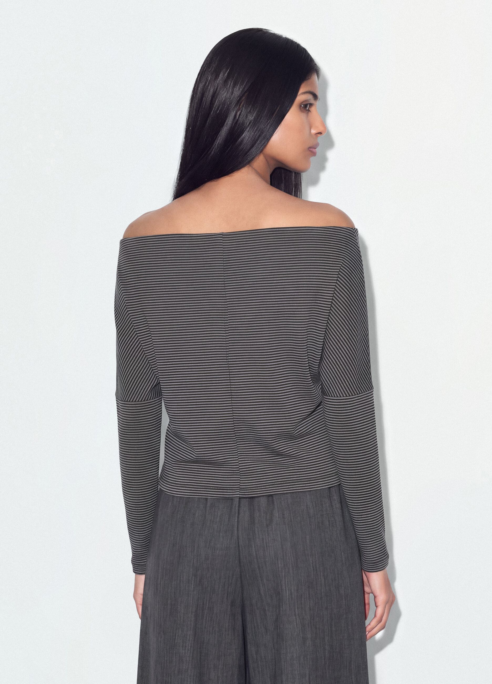 T-shirt grigia in viscosa elasticizzata con scollo a barchetta a righe