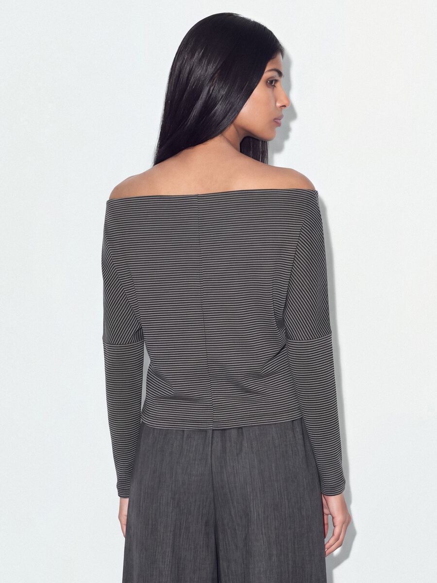 T-shirt grigia in viscosa elasticizzata con scollo a barchetta a righe_3