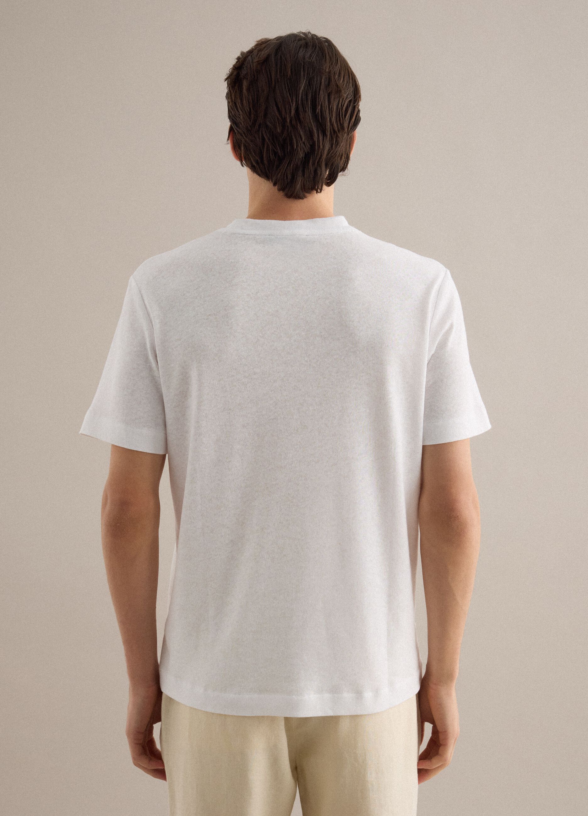 &Lambda;&epsilon;&upsilon;&kappa;ό t-shirt &kappa;&alpha;&nu;&omicron;&nu;&iota;&kappa;ή&sigmaf; &epsilon;&phi;&alpha;&rho;&mu;&omicron;&gamma;ή&sigmaf; &alpha;&pi;ό &mu;&epsilon;ί&gamma;&mu;&alpha; &lambda;&iota;&nu;ό &kappa;&alpha;&iota; &beta;&alpha;&mu;&beta;ά&kappa;&iota;