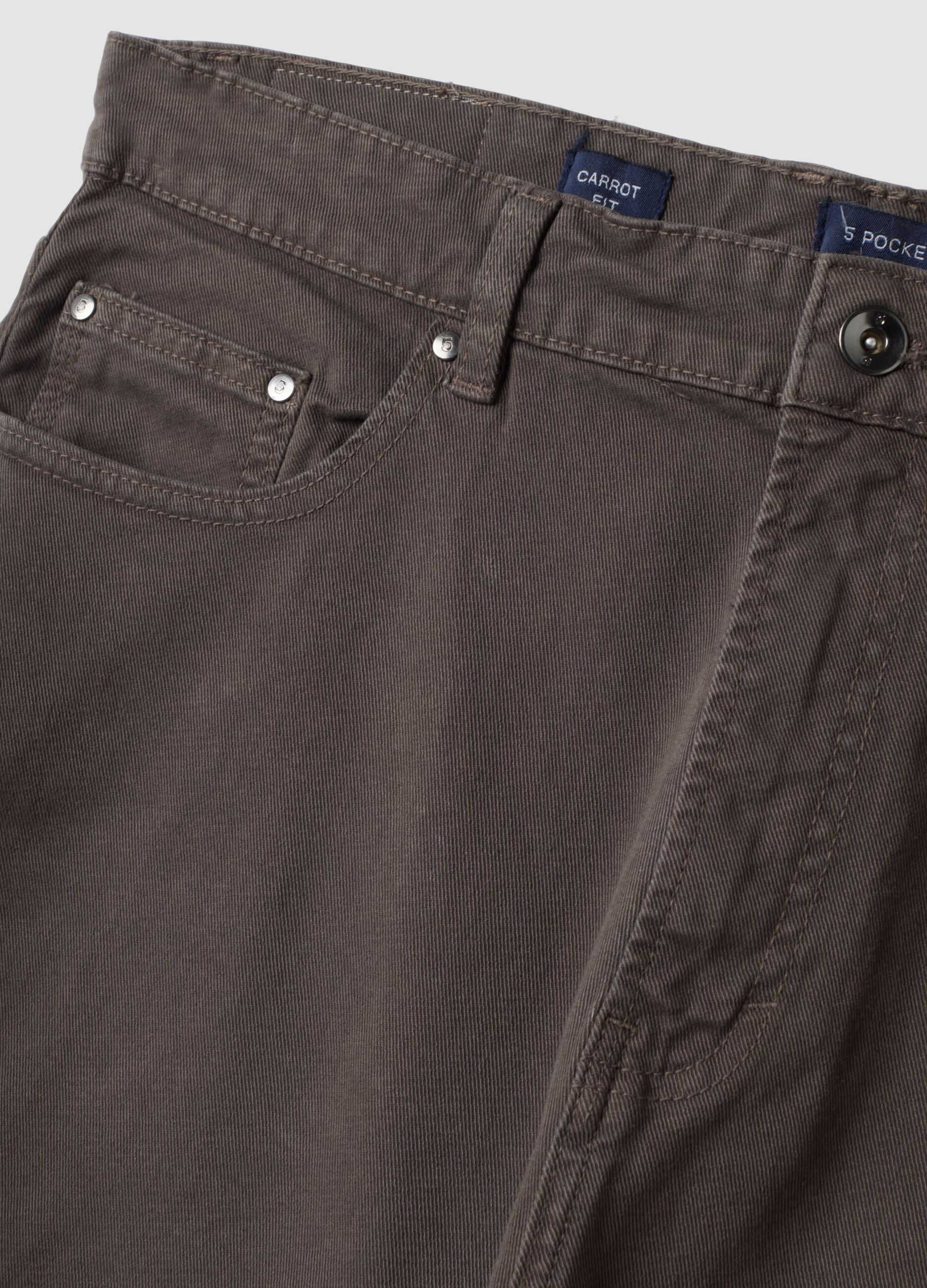 Braune Carrot-Fit-Hose aus Stretch-Baumwolltwill