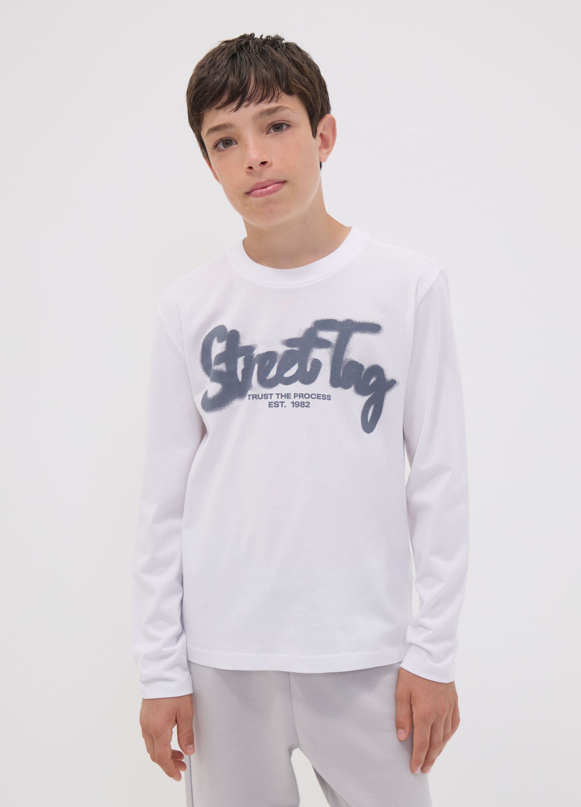 T-shirt branca em algod&atilde;o org&acirc;nico puro com estampado &ldquo;Street Tag&rdquo; para rapaz