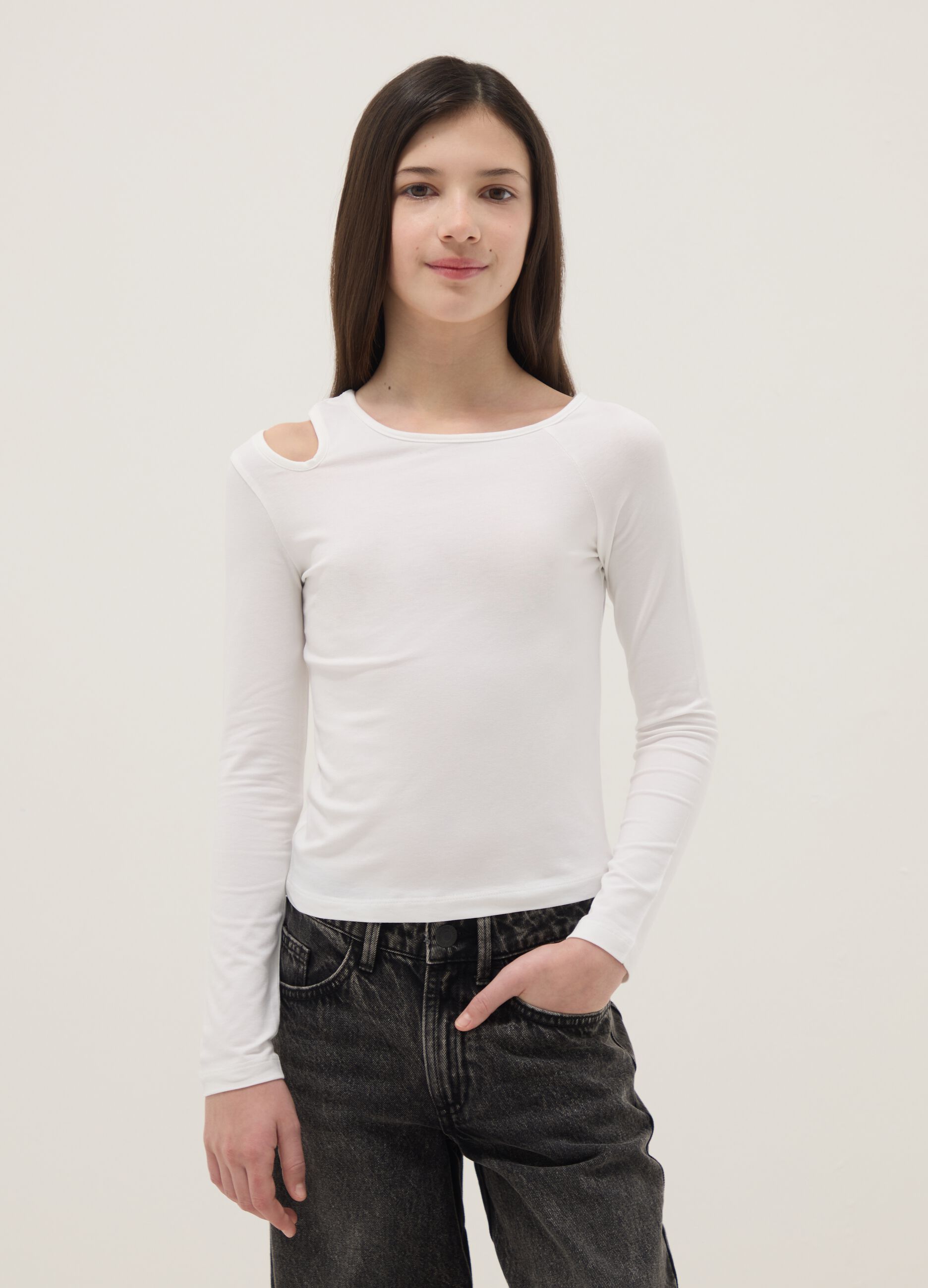 White cotton blend slim fit boat neck top for girls