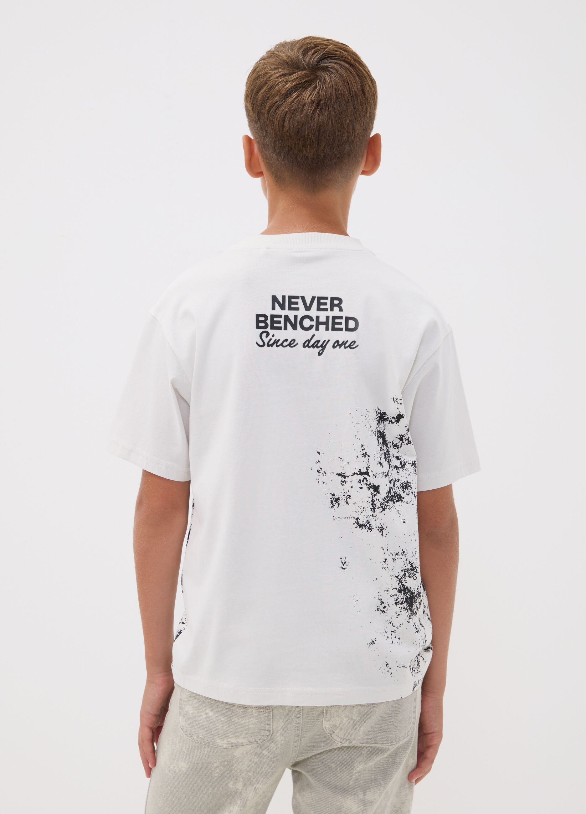 White oversized pure cotton T-shirt with "Never Benched" slogan for boys
