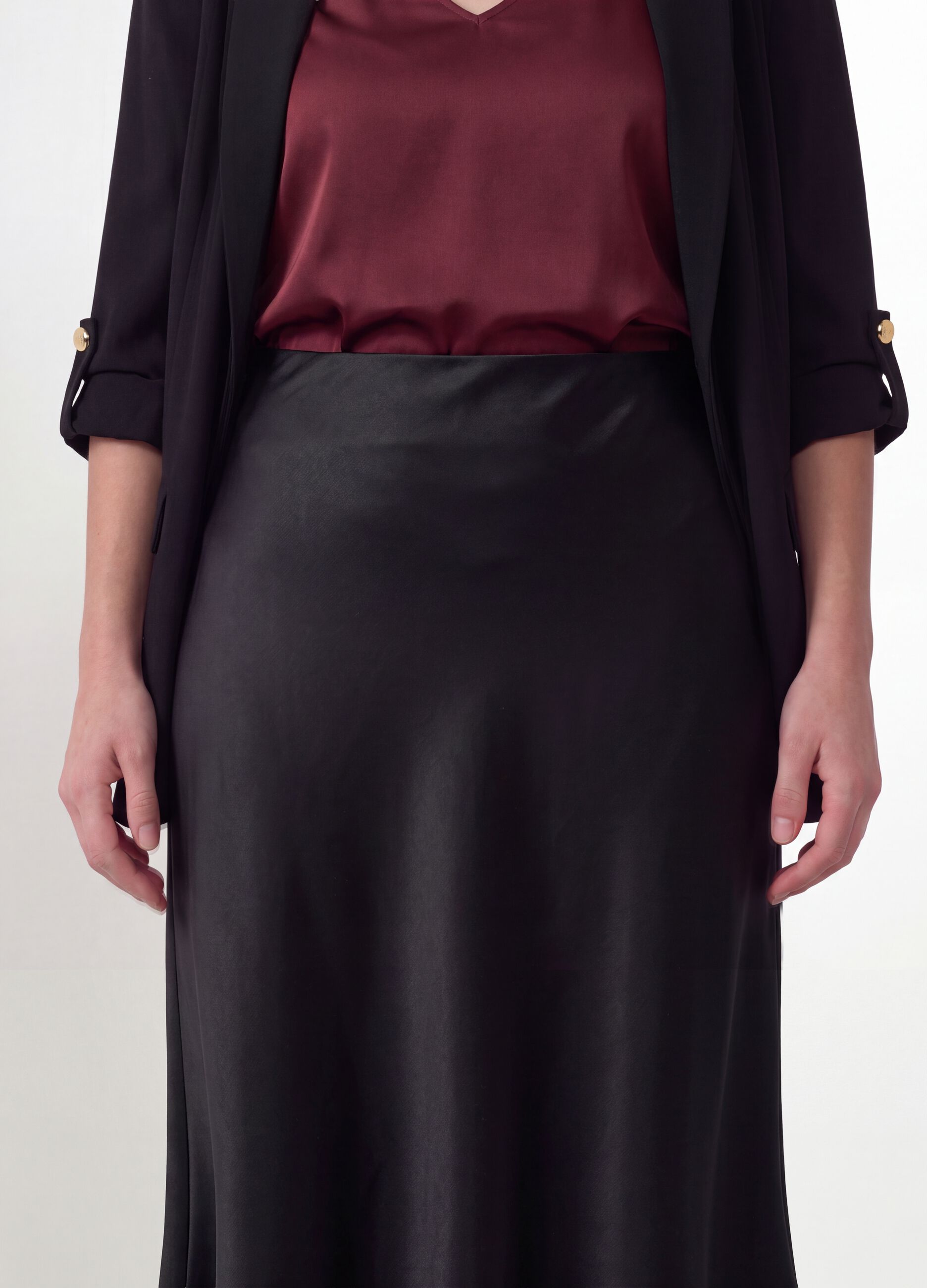Schwarzer Satin-Midirock aus Stretchmaterial