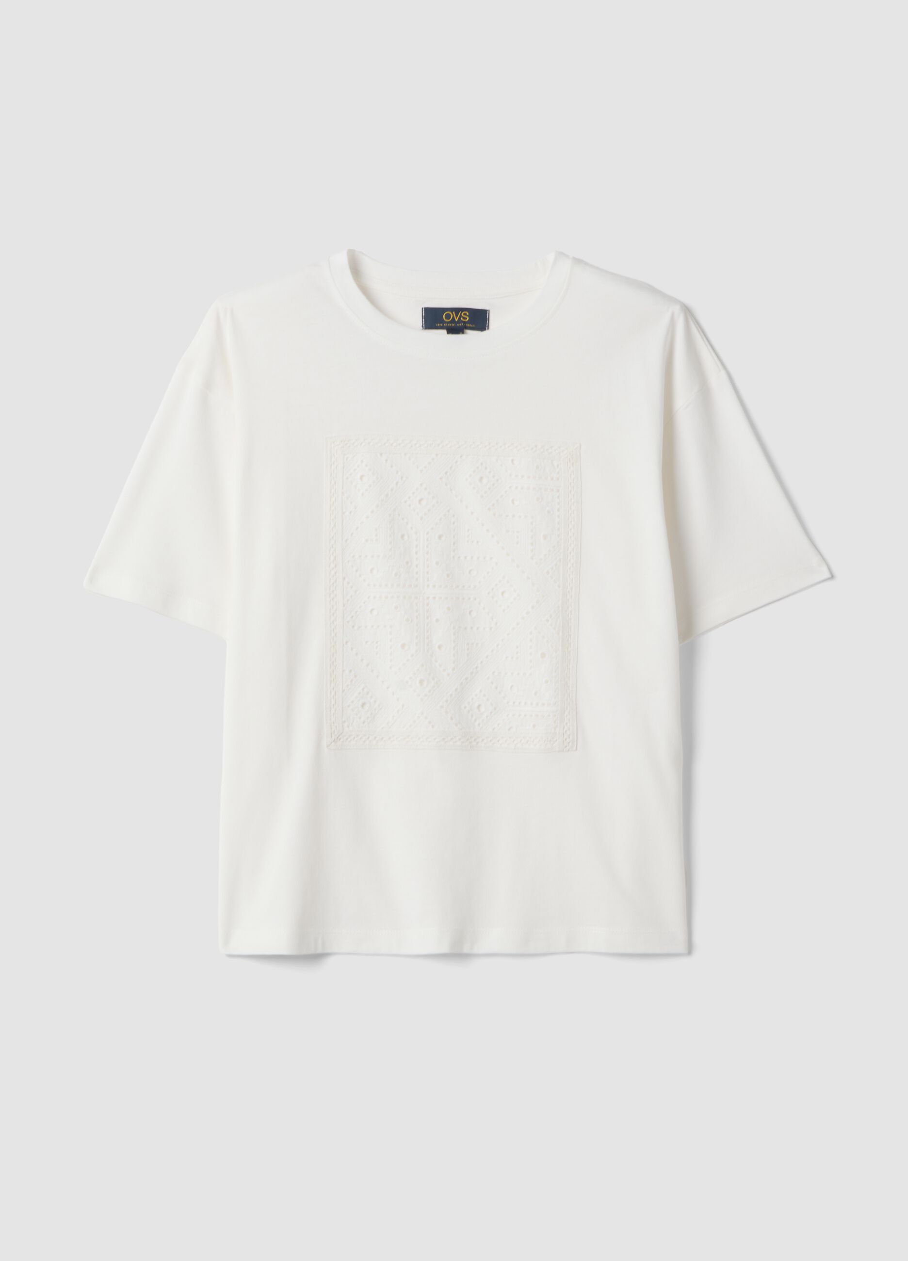 &Lambda;&epsilon;&upsilon;&kappa;ό T-shirt regular fit &alpha;&pi;ό 100% &beta;&alpha;&mu;&beta;ά&kappa;&iota; &mu;&epsilon; &delta;&iota;ά&tau;&rho;&eta;&tau;&eta; &lambda;&epsilon;&pi;&tau;&omicron;&mu;έ&rho;&epsilon;&iota;&alpha;