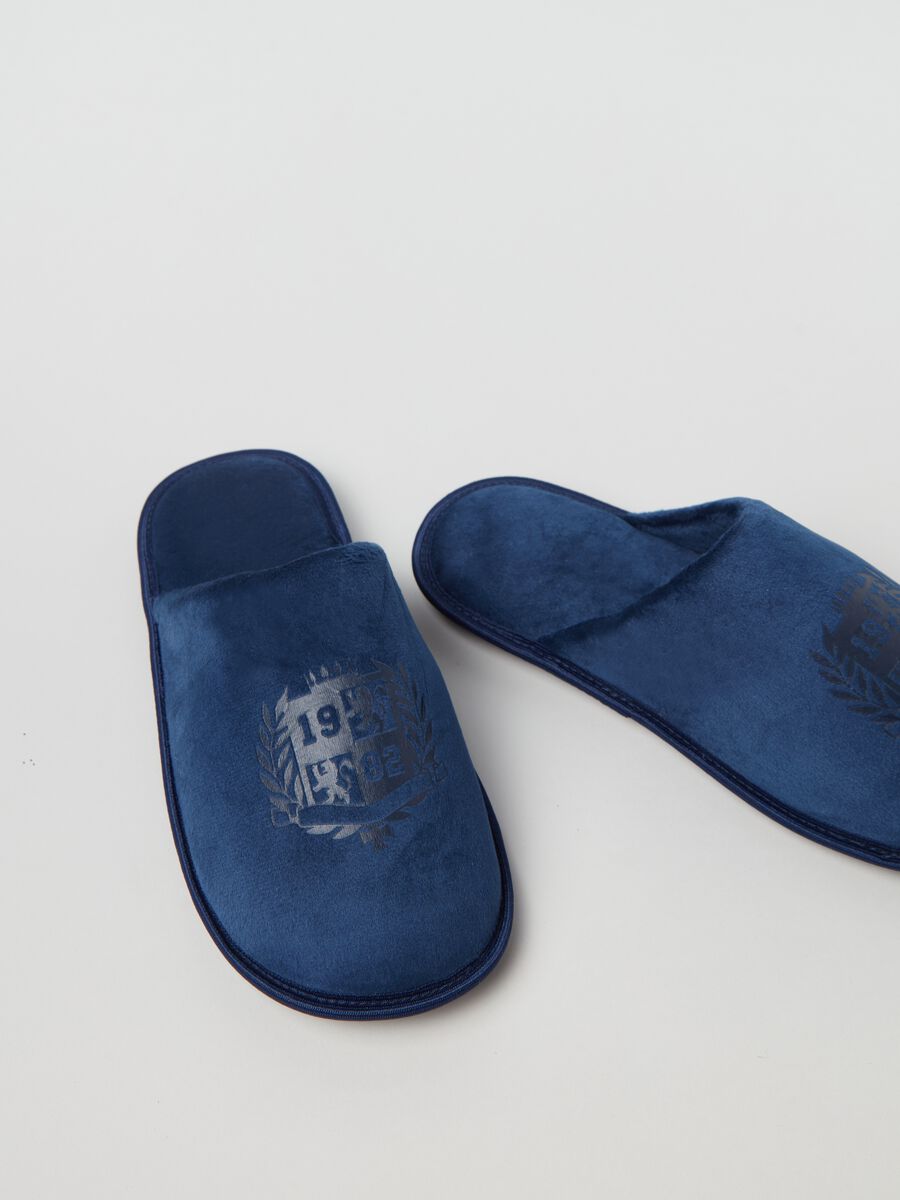 Chenille slippers with printed emblem_2