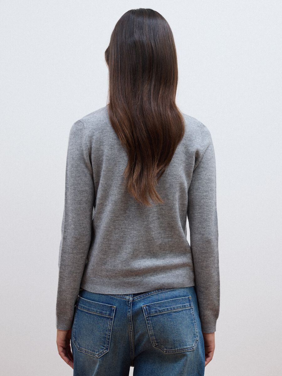 Maglia grigia in pura lana con girocollo_3