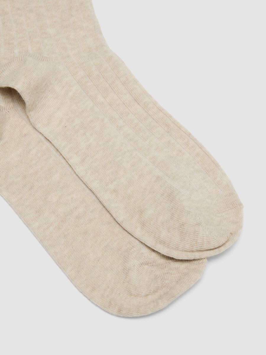Lange beige Rippstr&uuml;mpfe aus reiner Bio-Baumwolle_1
