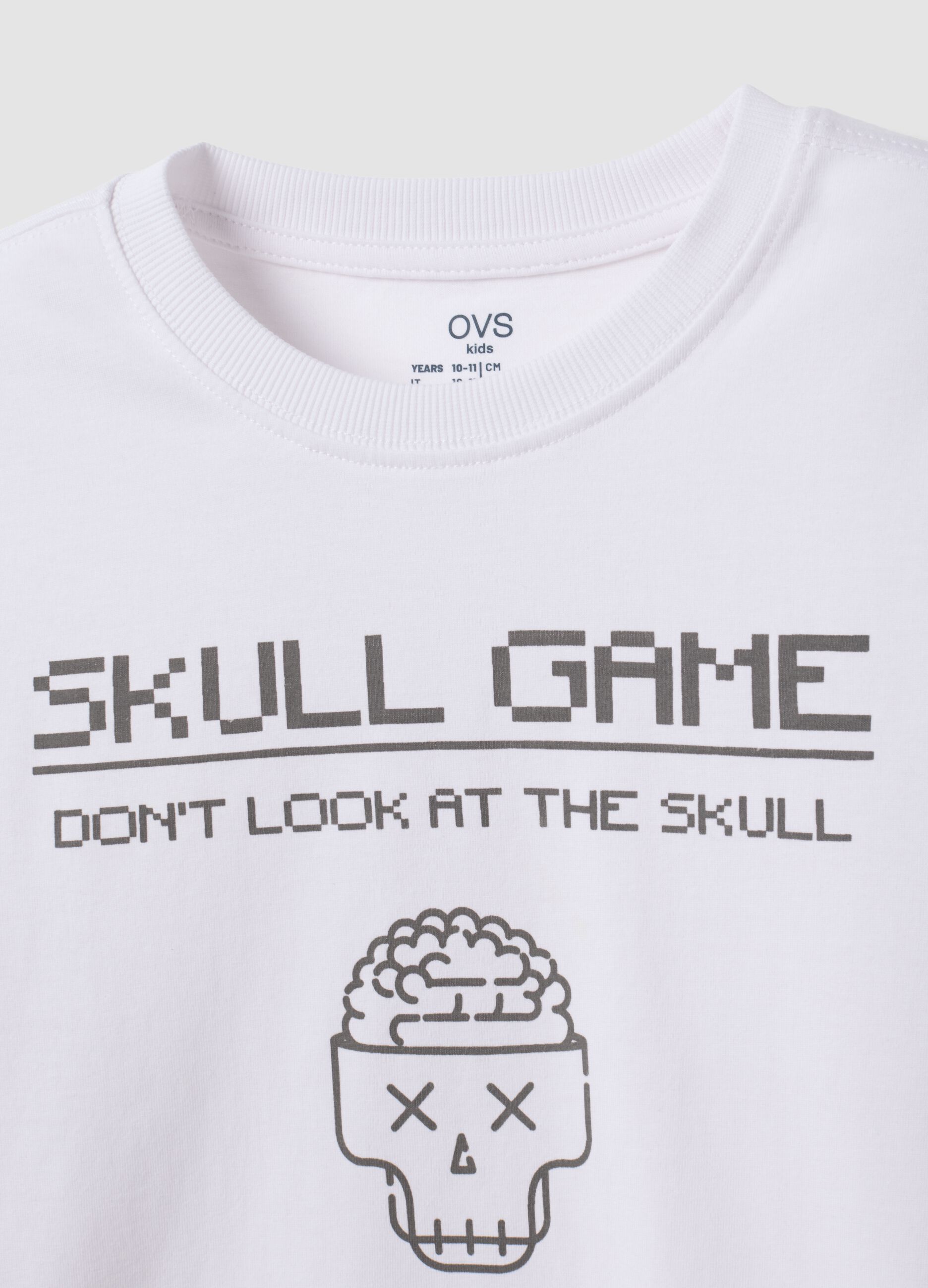 T-shirt blanc gar&ccedil;on en pur coton bio &agrave; col rond avec imprim&eacute; t&ecirc;te de mort