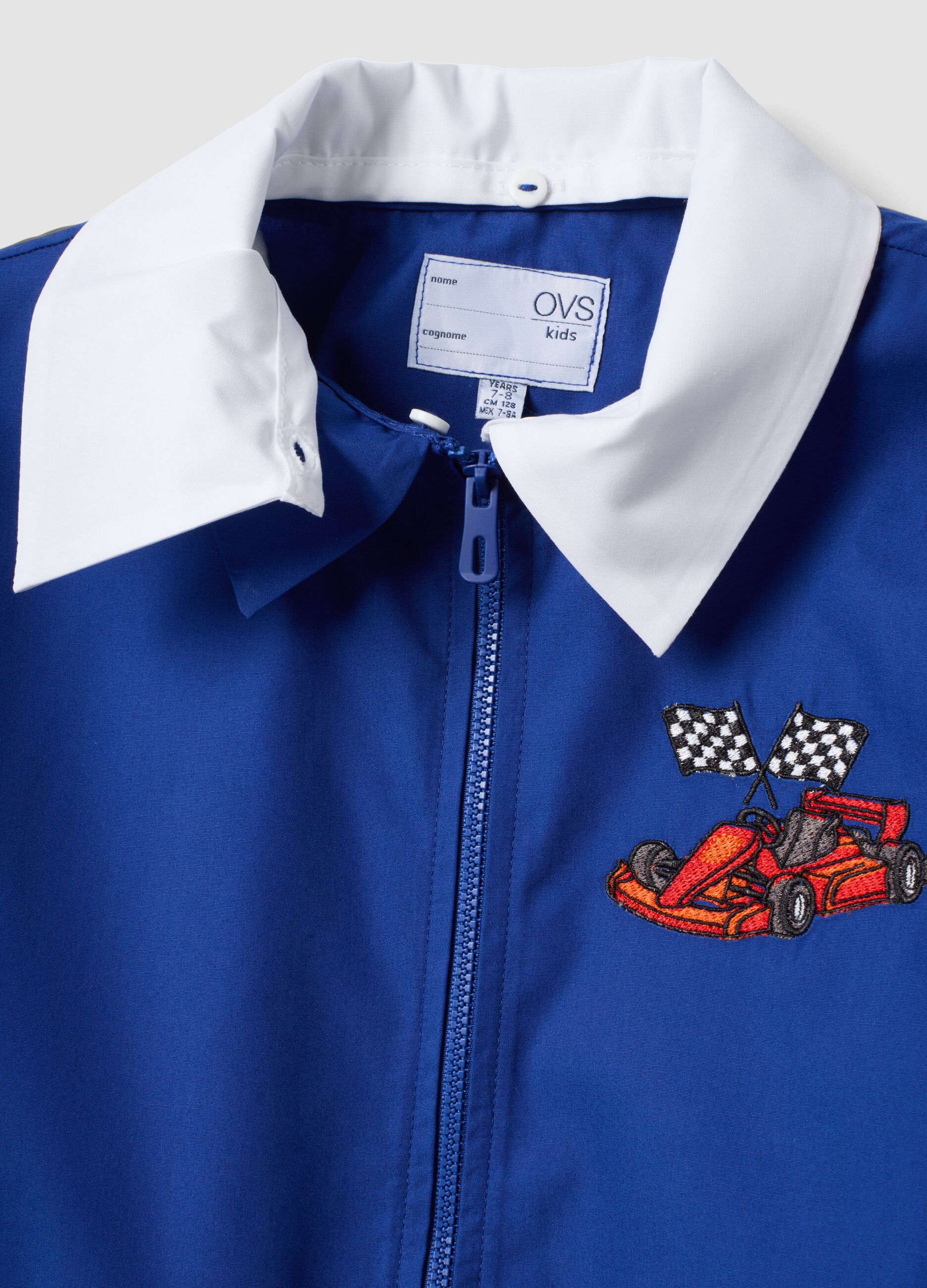 Blouse d&rsquo;&eacute;cole bleue gar&ccedil;on avec zip et broderie kart