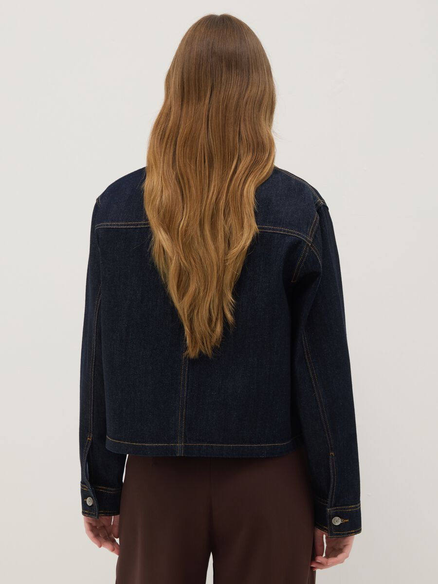 Regular Fit-Jacke aus blauem Baumwollstoff mit kontrastierendem Kragen und Taschen_2