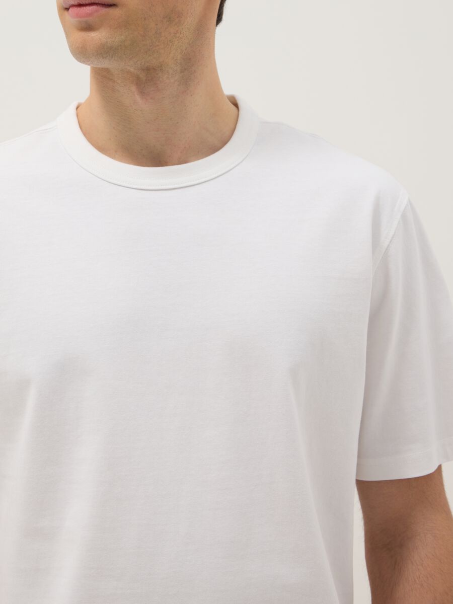 T-shirt in puro cotone bianca relaxed fit con girocollo rifinito_3