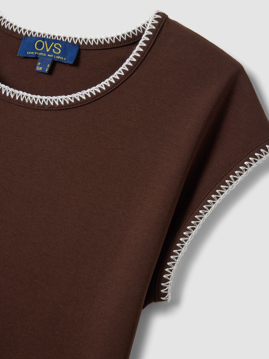 Braunes Regular-Fit T-Shirt aus elastischer Baumwolle mit N&auml;hten_5