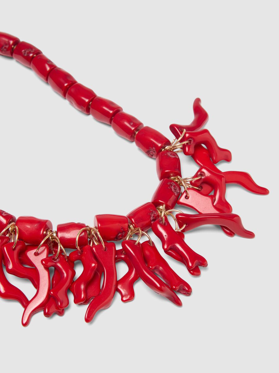 Red resin necklace with coral-shaped charms_2