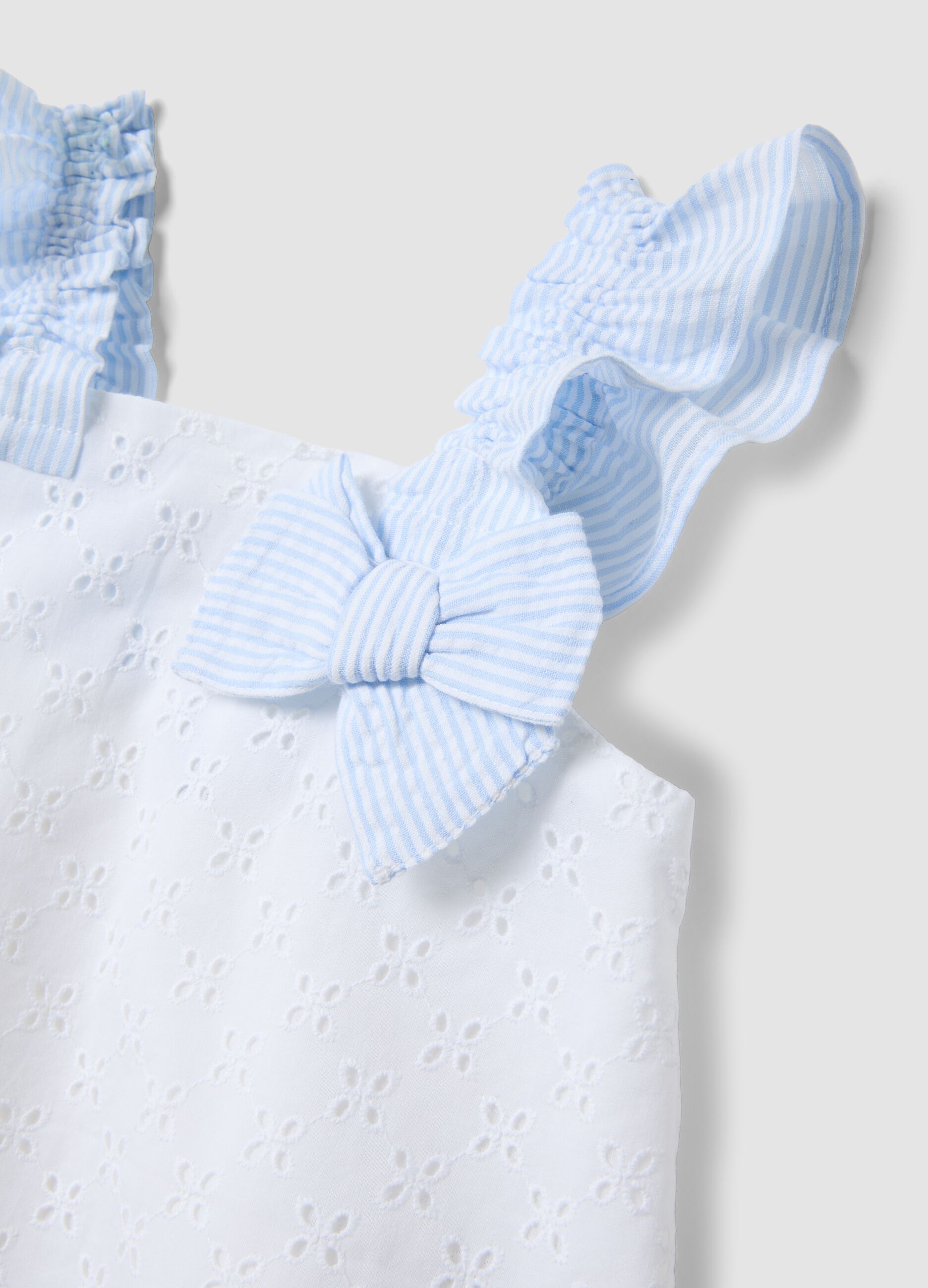 Top branco de al&ccedil;as em puro algod&atilde;o com bordado ingl&ecirc;s e la&ccedil;o