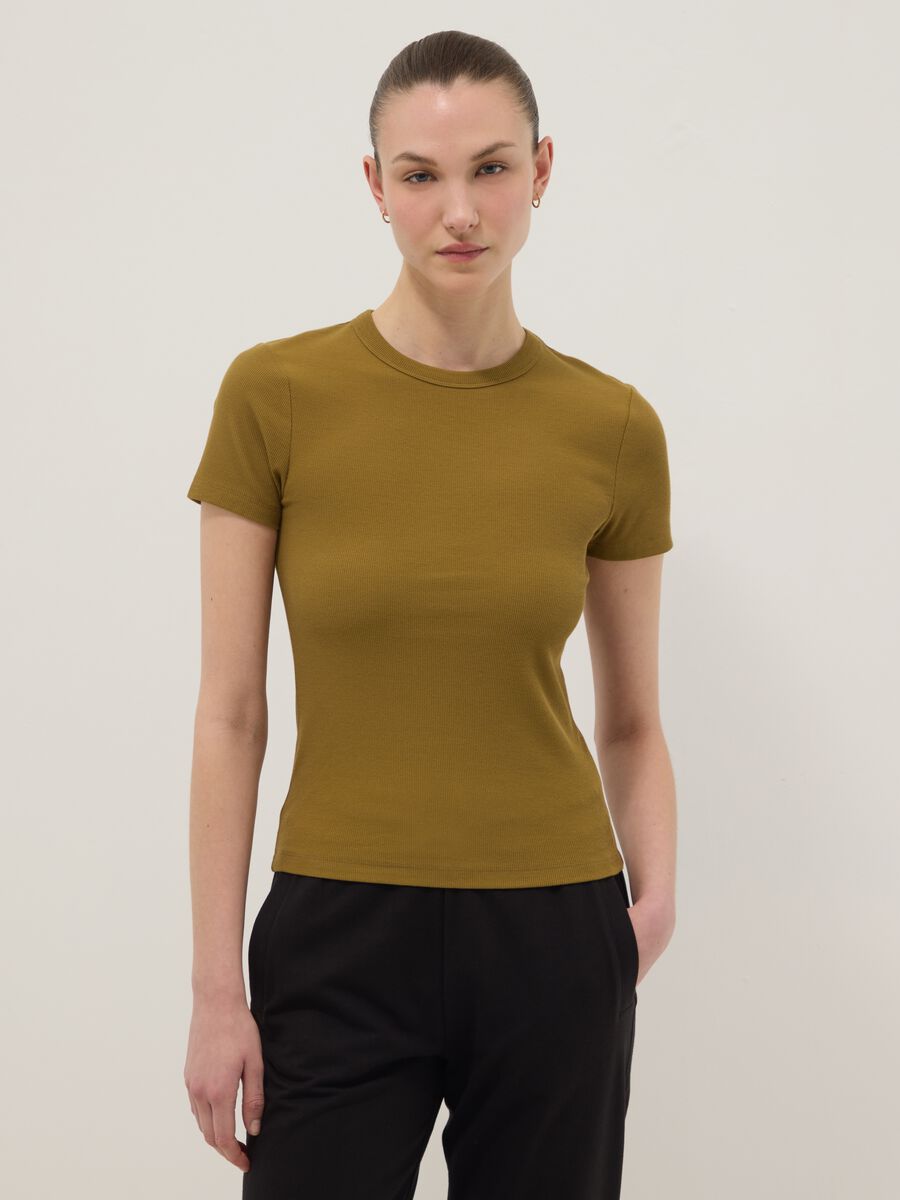 Gr&uuml;nes, k&ouml;rpernah geschnittenes T-Shirt aus Stretch-Baumwolle mit kurzen &Auml;rmeln_2