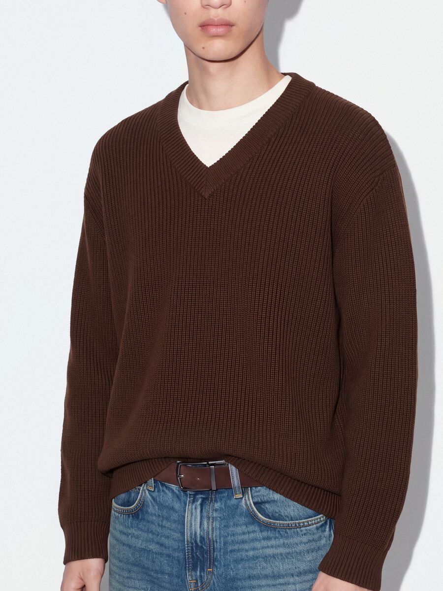Maglia marrone in puro cotone con scollo profondo a V regular fit_2