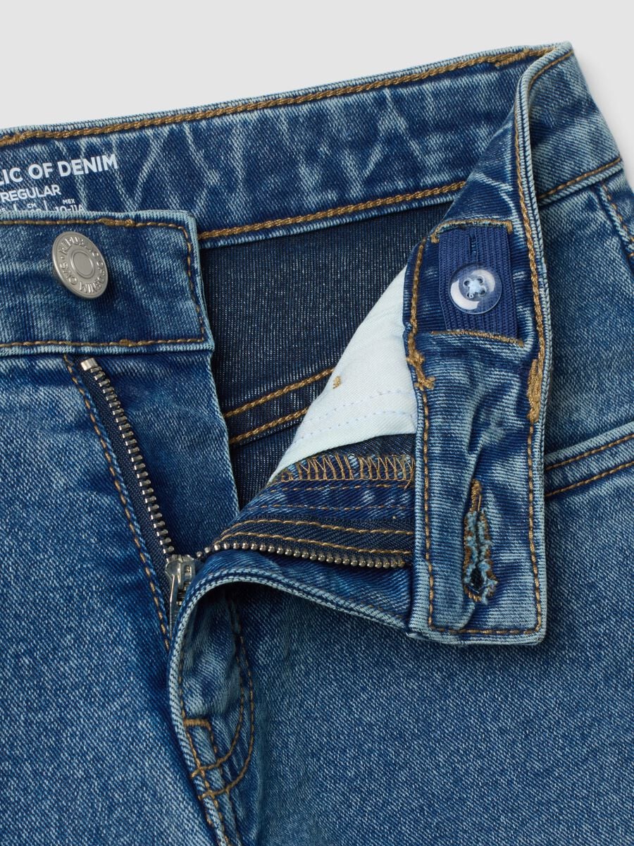 Jeans azuis regular fit em algod&atilde;o el&aacute;stico para rapaz_1