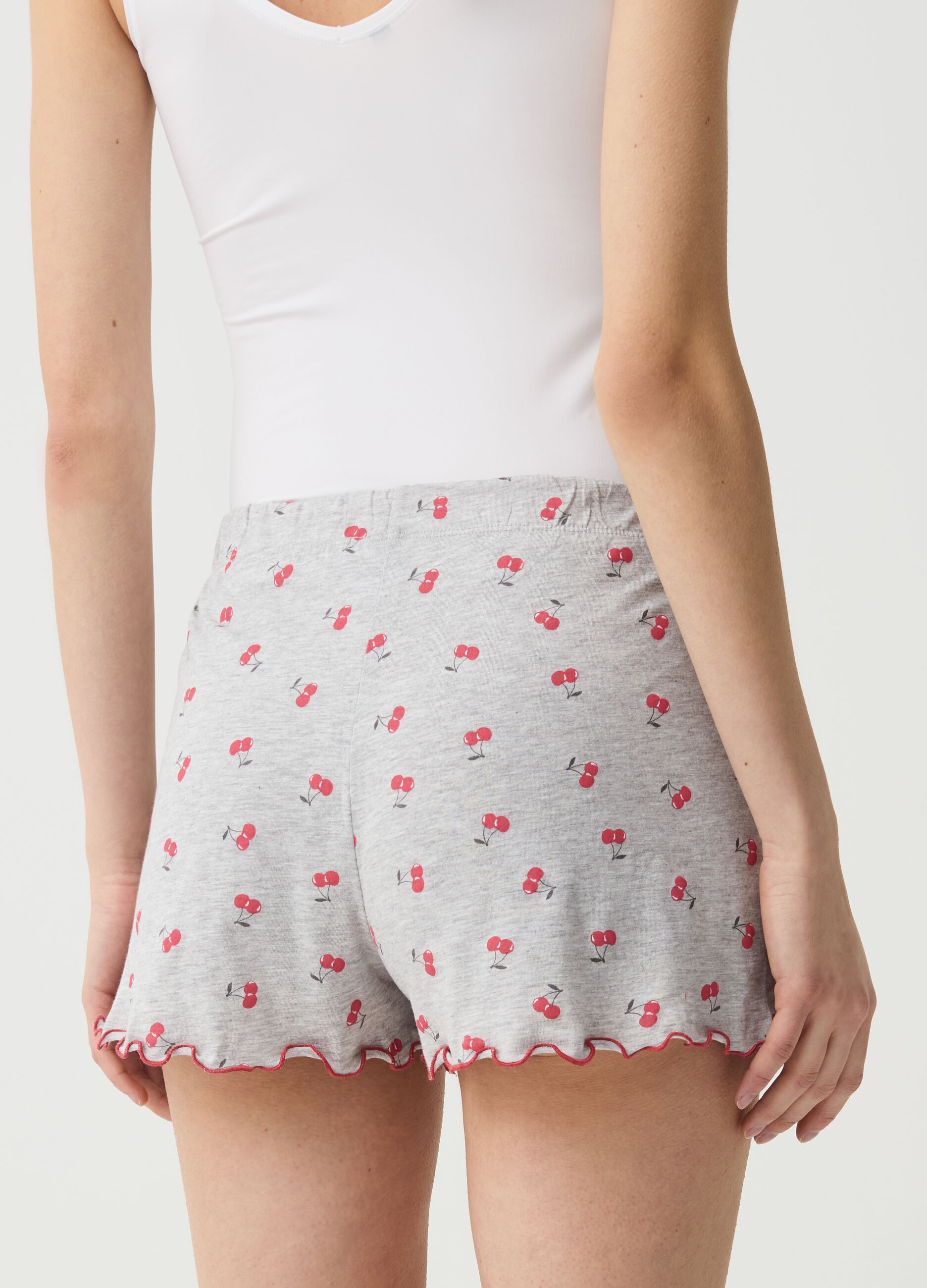 Pyjama shorts with cherries print