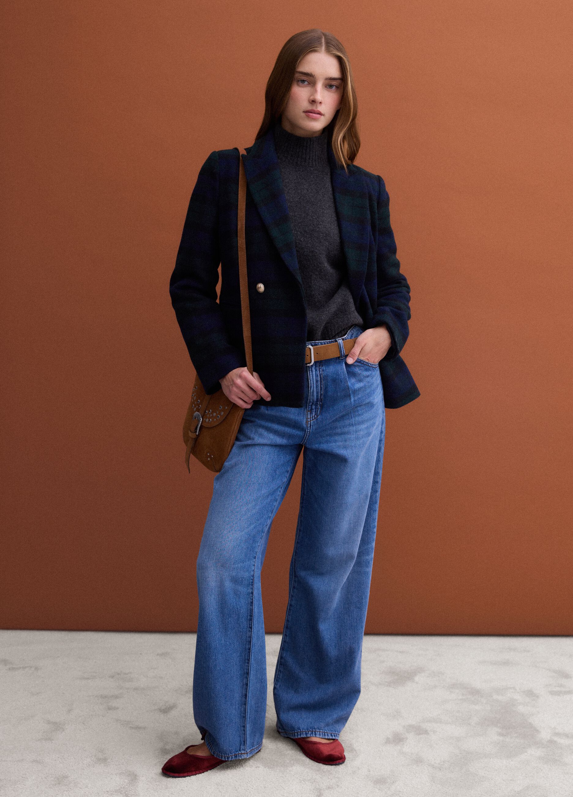 Borsa a tracolla marrone in vera pelle con borchie