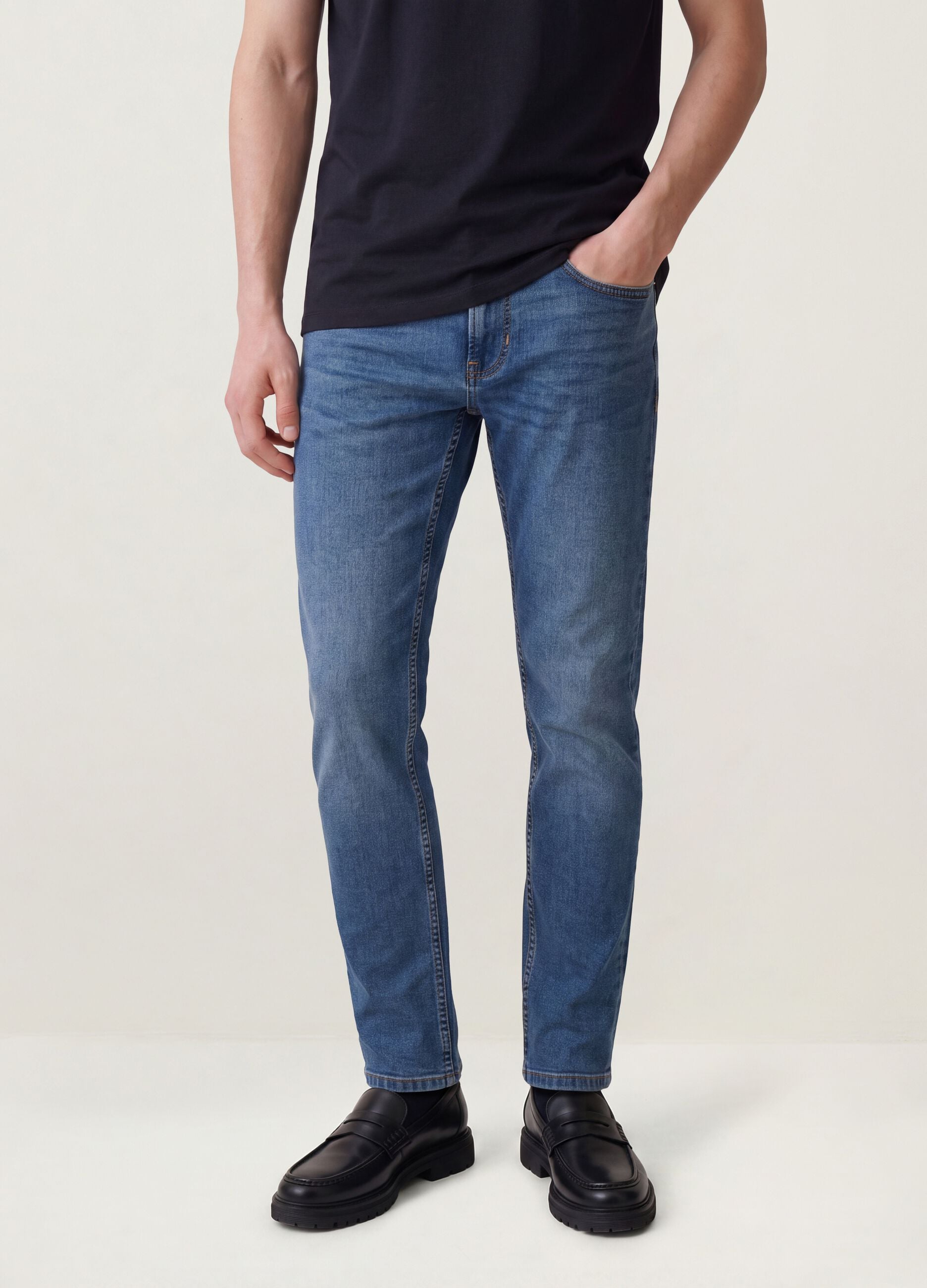 &Mu;&pi;&lambda;&epsilon; slim fit &tau;&zeta;&iota;&nu; &alpha;&pi;ό &epsilon;&lambda;&alpha;&sigma;&tau;&iota;&kappa;ό &beta;&alpha;&mu;&beta;ά&kappa;&iota;