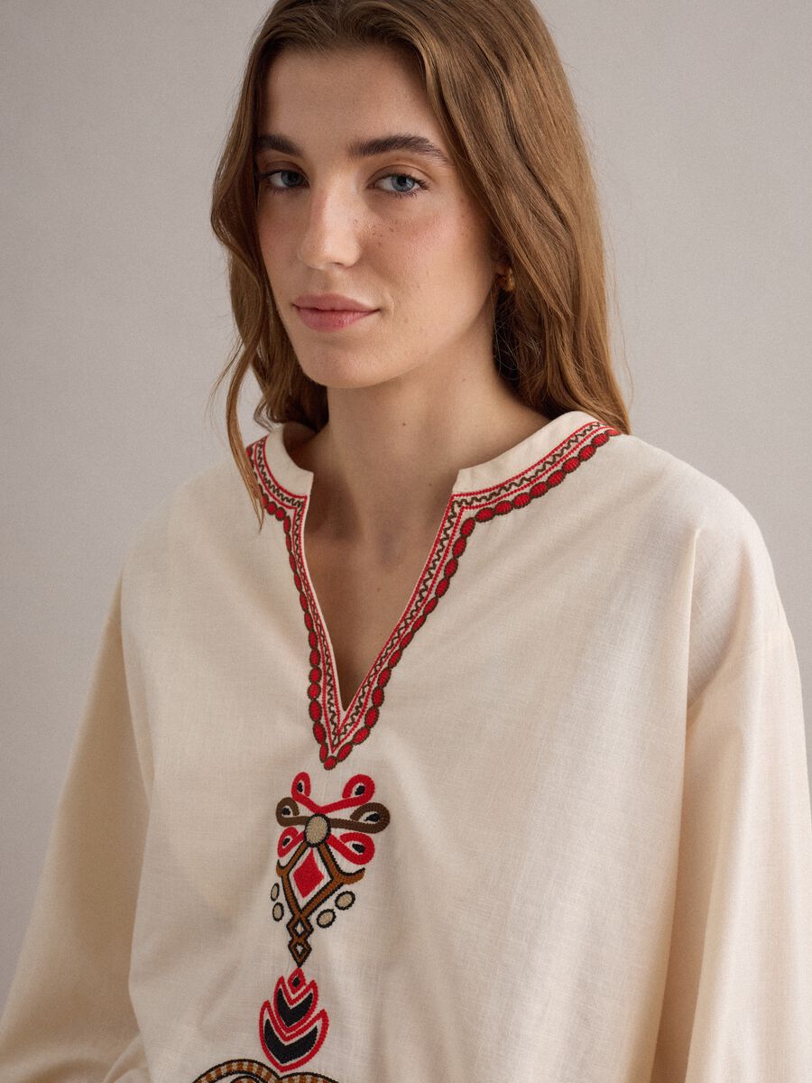 White pure cotton regular-fit shirt with embroidery and V-neck_0