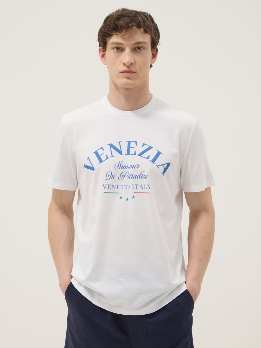 Wei&szlig;es T-Shirt aus reiner Baumwolle mit Frontprint, Regular Fit_1