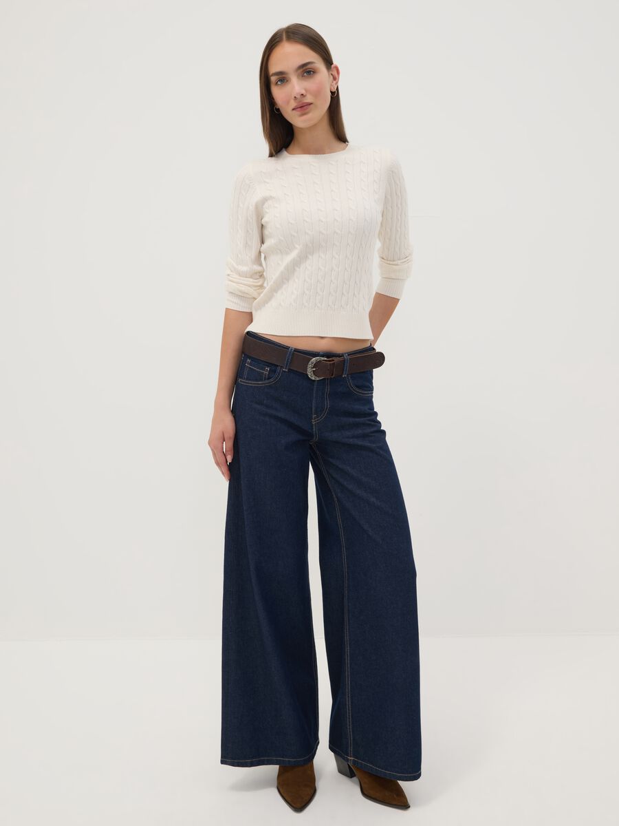 Camisola branca de gola redonda com tran&ccedil;as, corte regular_1