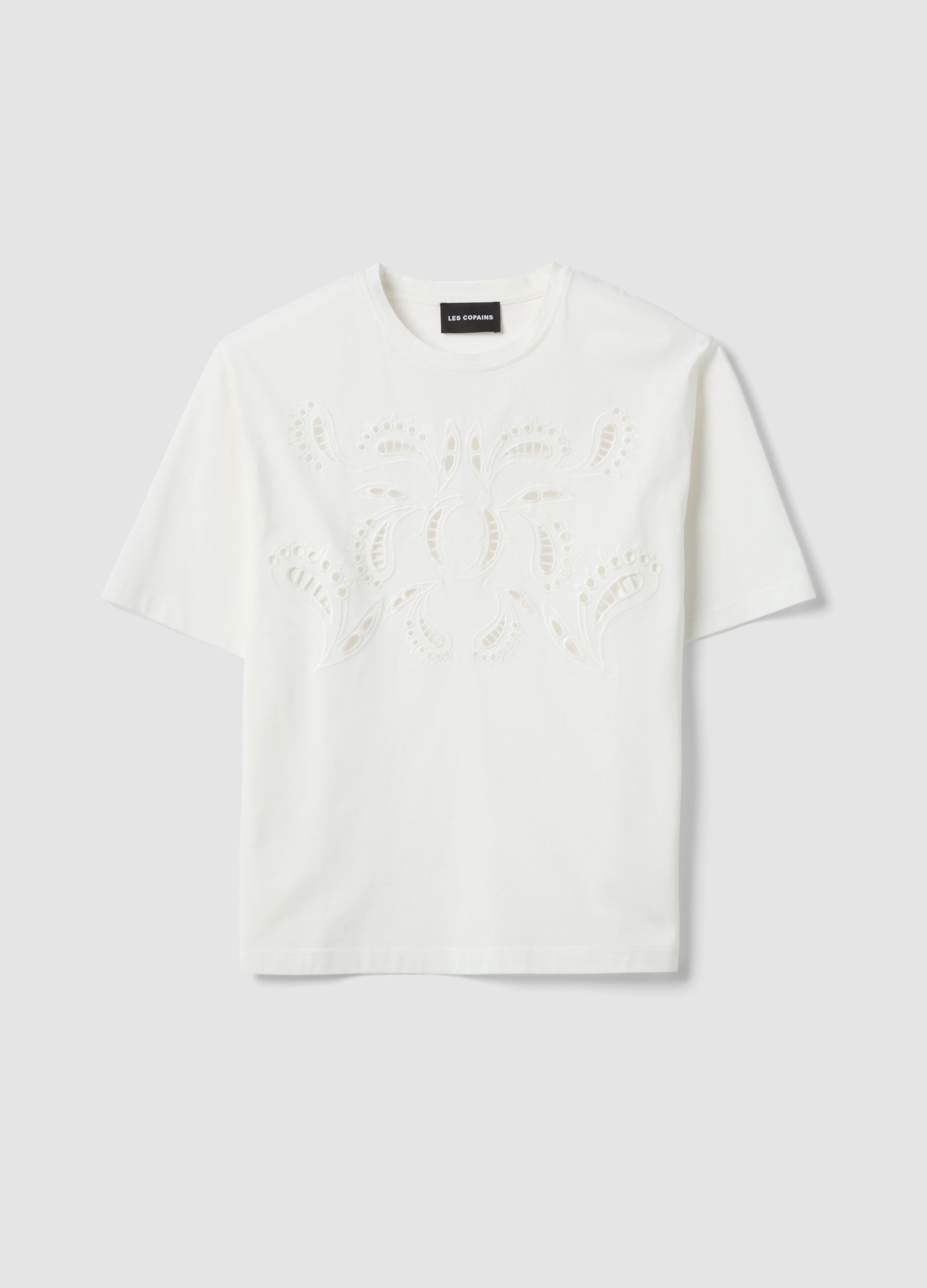 T-shirt branca regular fit em algod&atilde;o puro com bordado vazado