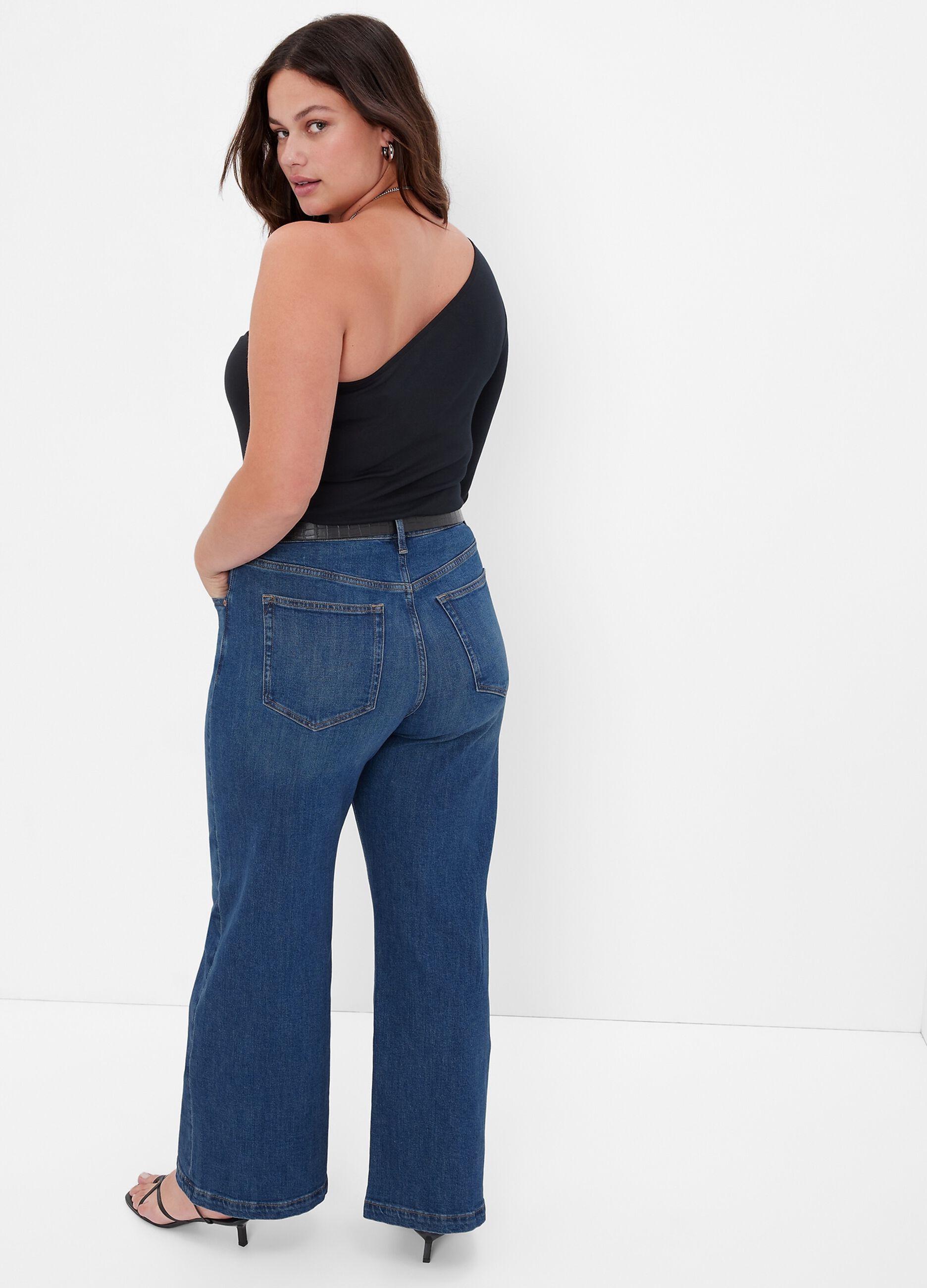 Wide-leg jeans with high waist