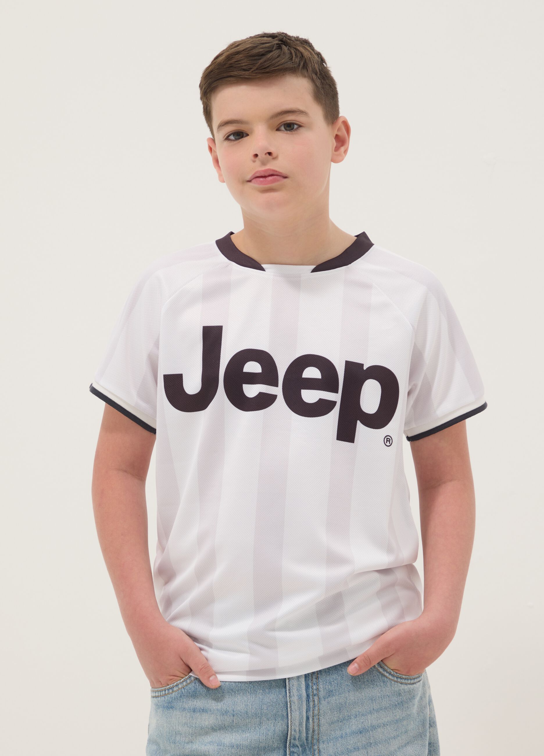 White boys&rsquo; sporty T-shirt with vertical stripes and Jeep logo