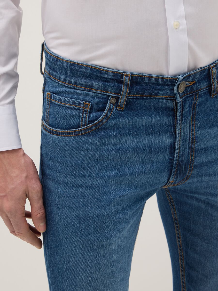 Slim Fit Jeans aus blauem Stretch-Baumwollstoff_3