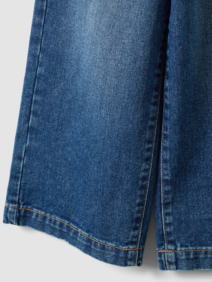 Jeans blu wide leg in puro cotone con patch per bambina_3